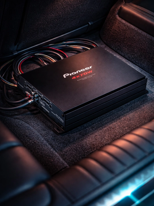 Avtomobil uchun ovoz kuchaytirgich PIONEER GM-E7004 4 kanalli qora avto usilitel