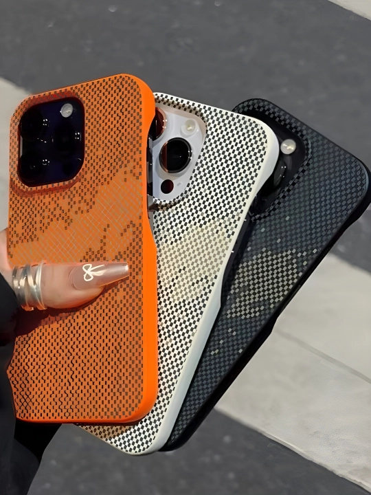 Iphone 17 pro max uchun ajoyib dizayindagi gilof