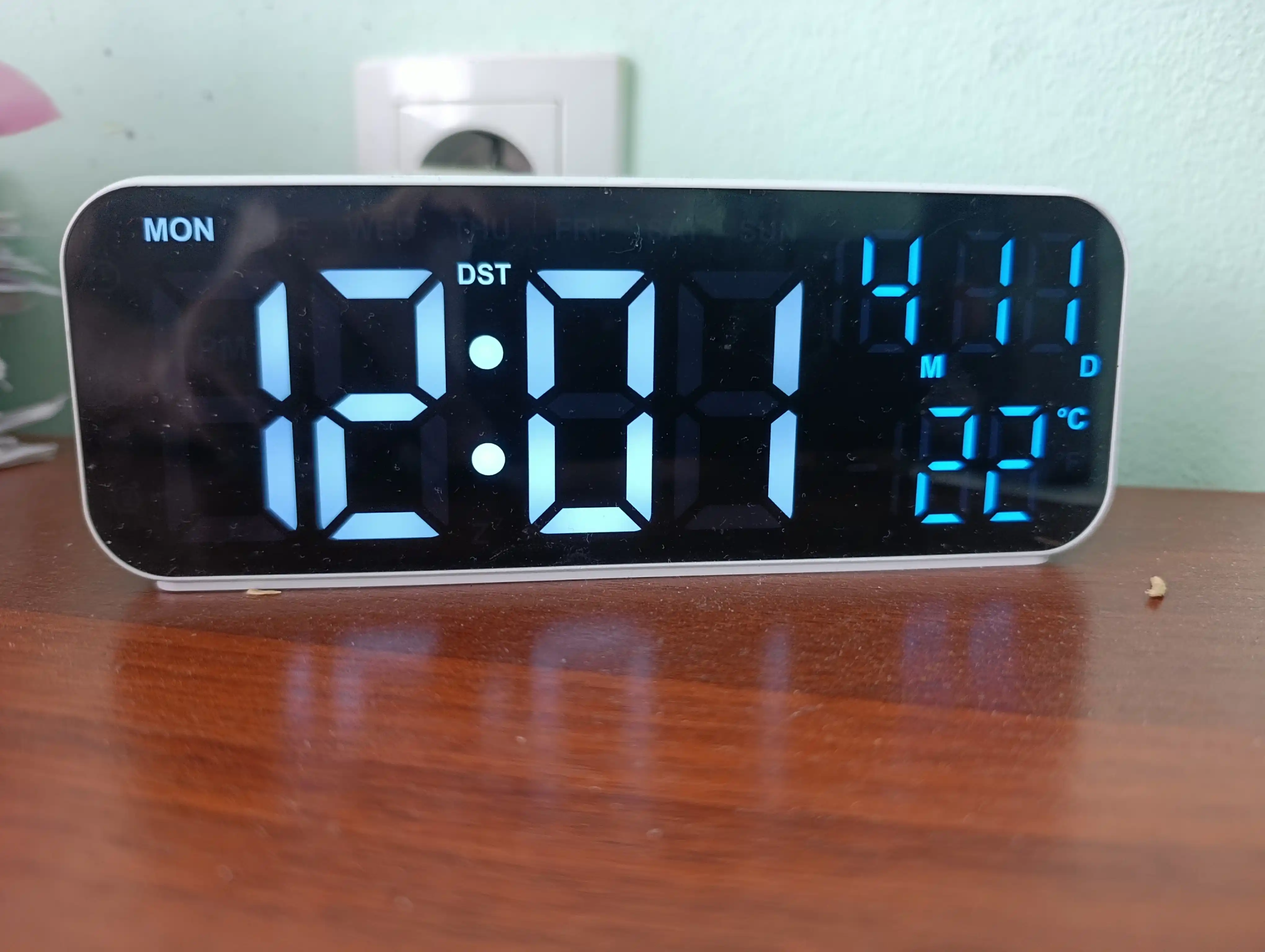 Soat zamonaviy, ko‘p funksiyali LED stol, budilnikli elektron soat, raqamli stol soati