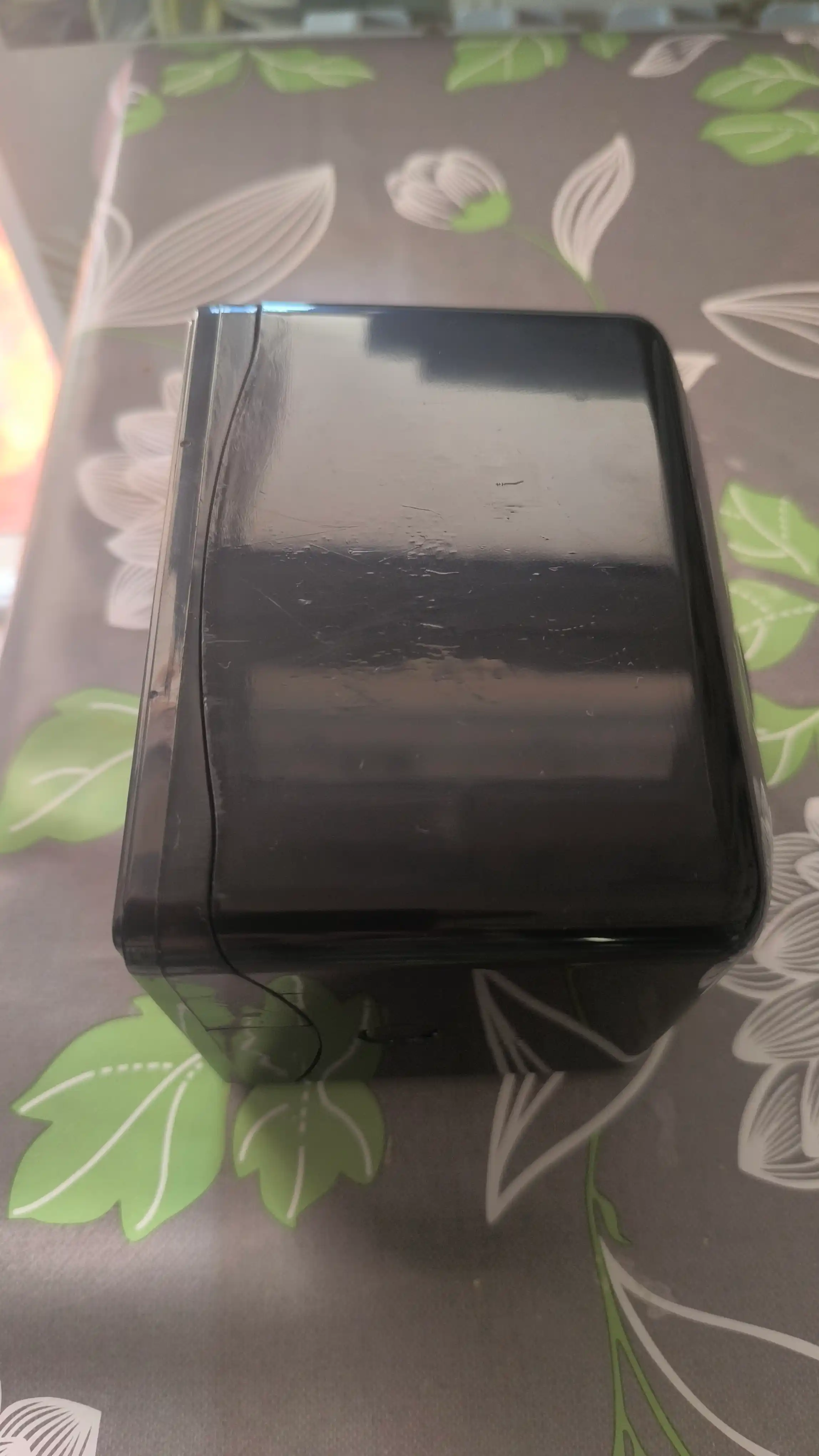 Elma Z, V va L salfetkalari uchun dispenser, salfetka ushlagich