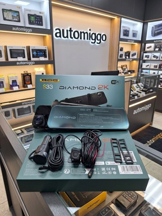Diamond S33 3 ta kamerali, 2K/1080 piksel  ega, Wi-Fi ulanishiga ega videoregistrator