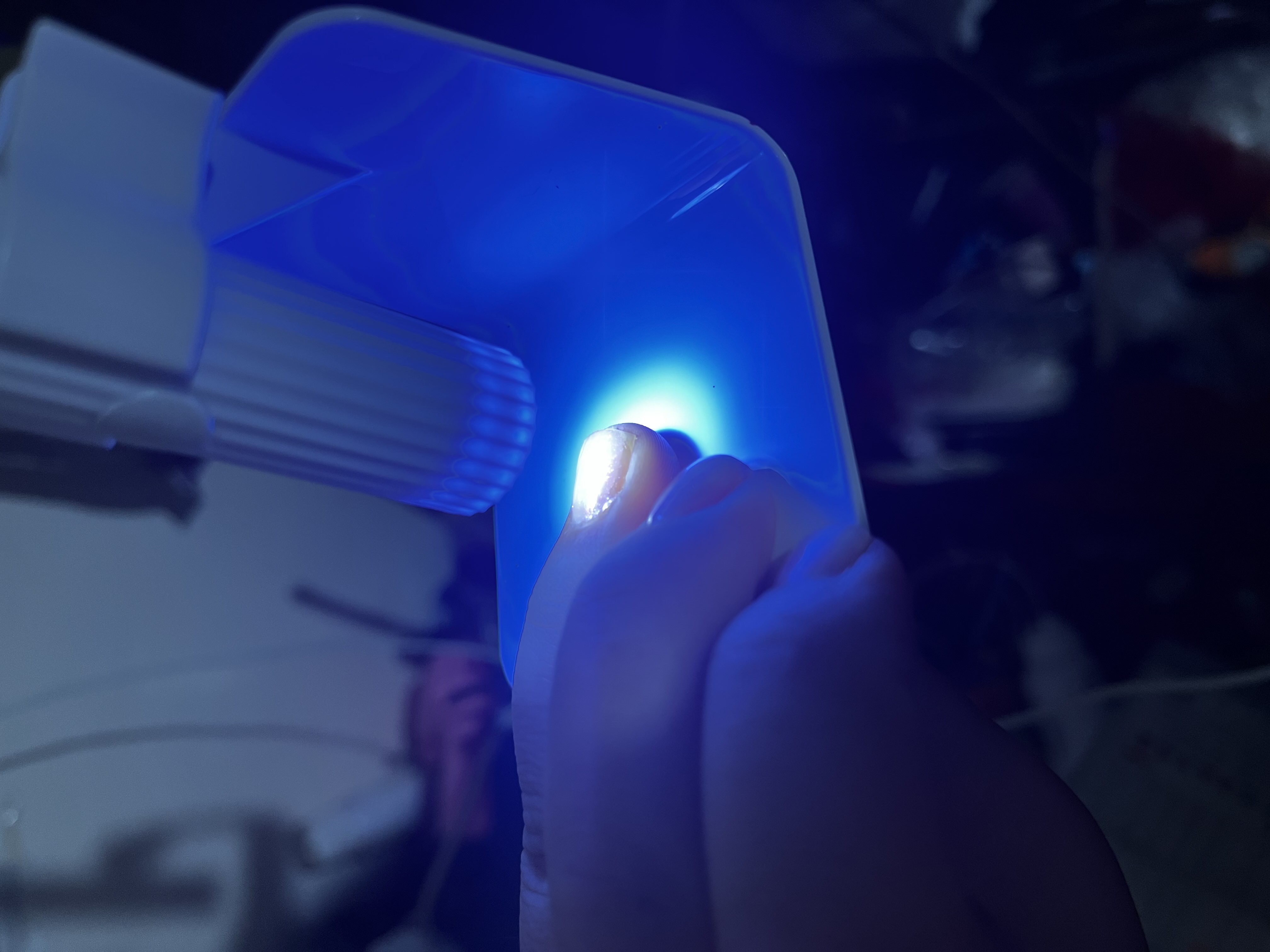 Manikyur uchun lampa, tirnoqlarni o‘stirish uchun fonarcha