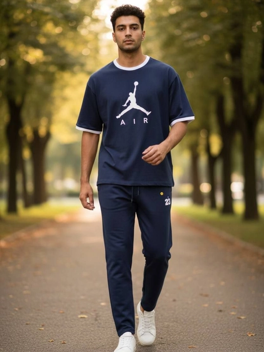 Erkaklar sport kostyumi, futbolka va shim, havo uslubi