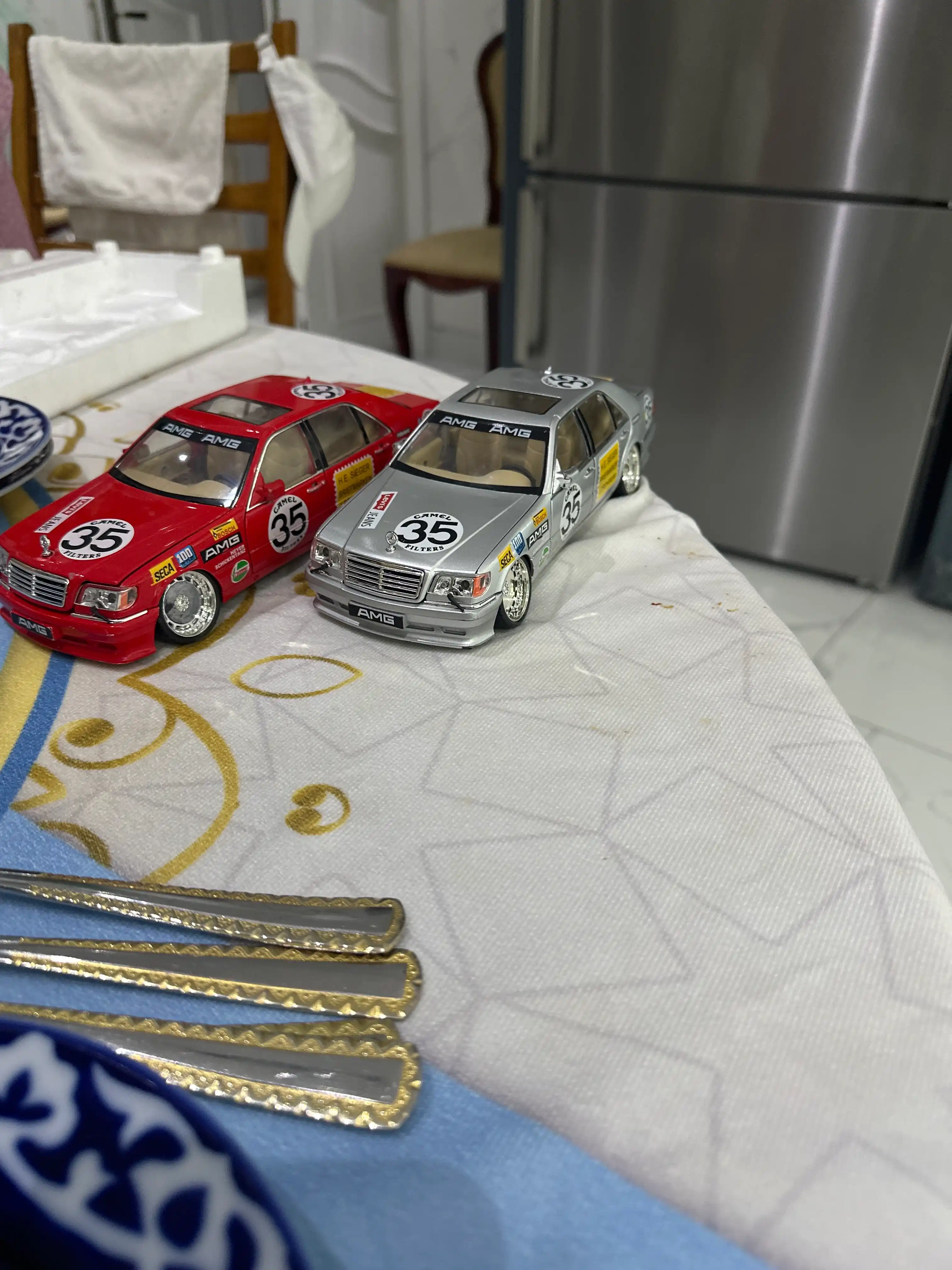 O'yinchoq metall mashinasi Mercedes-Benz AMG 6.3, Nissan Skyline GTR "Jinlifang" 1:24