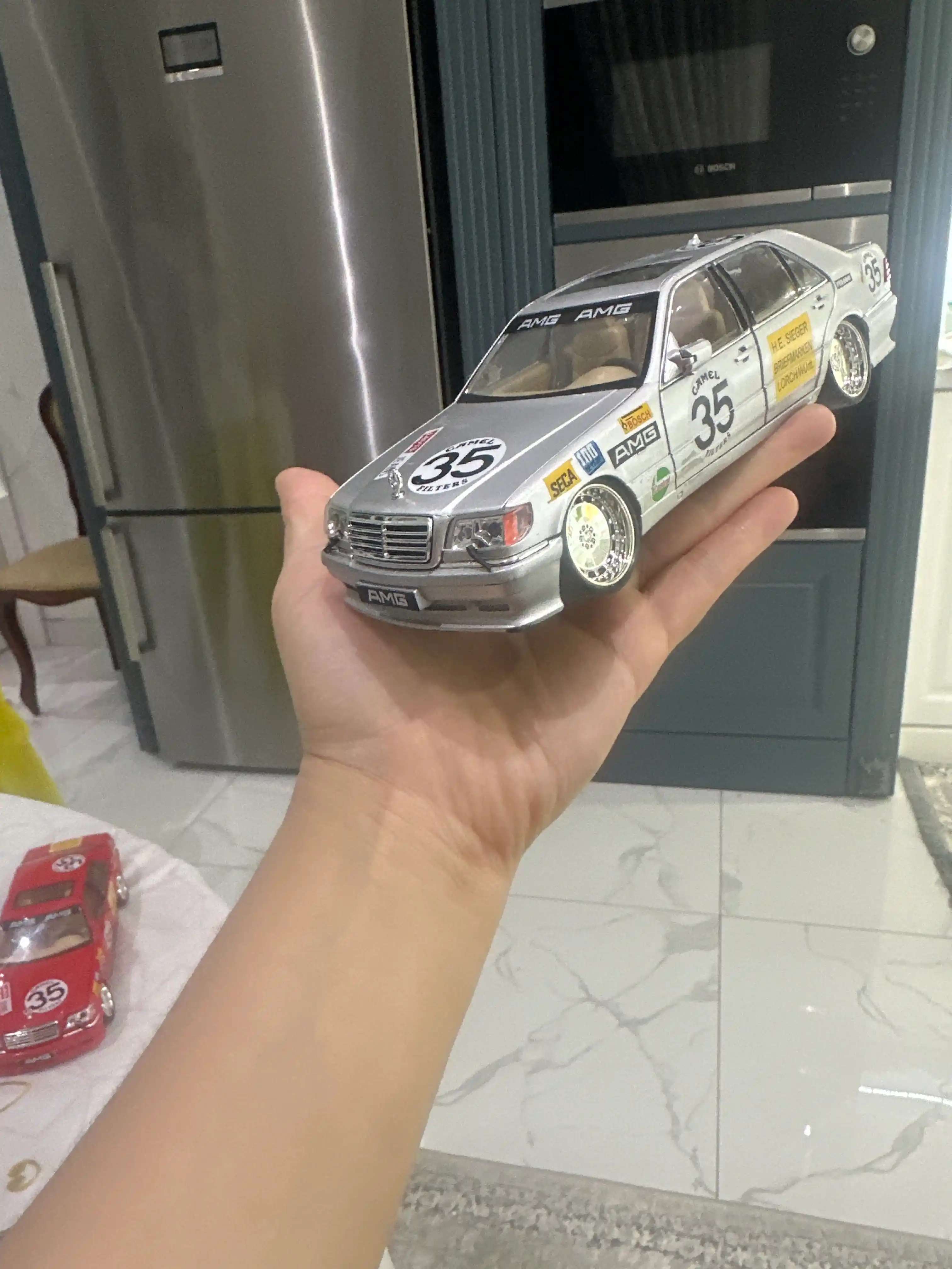 O'yinchoq metall mashinasi Mercedes-Benz AMG 6.3, Nissan Skyline GTR "Jinlifang" 1:24