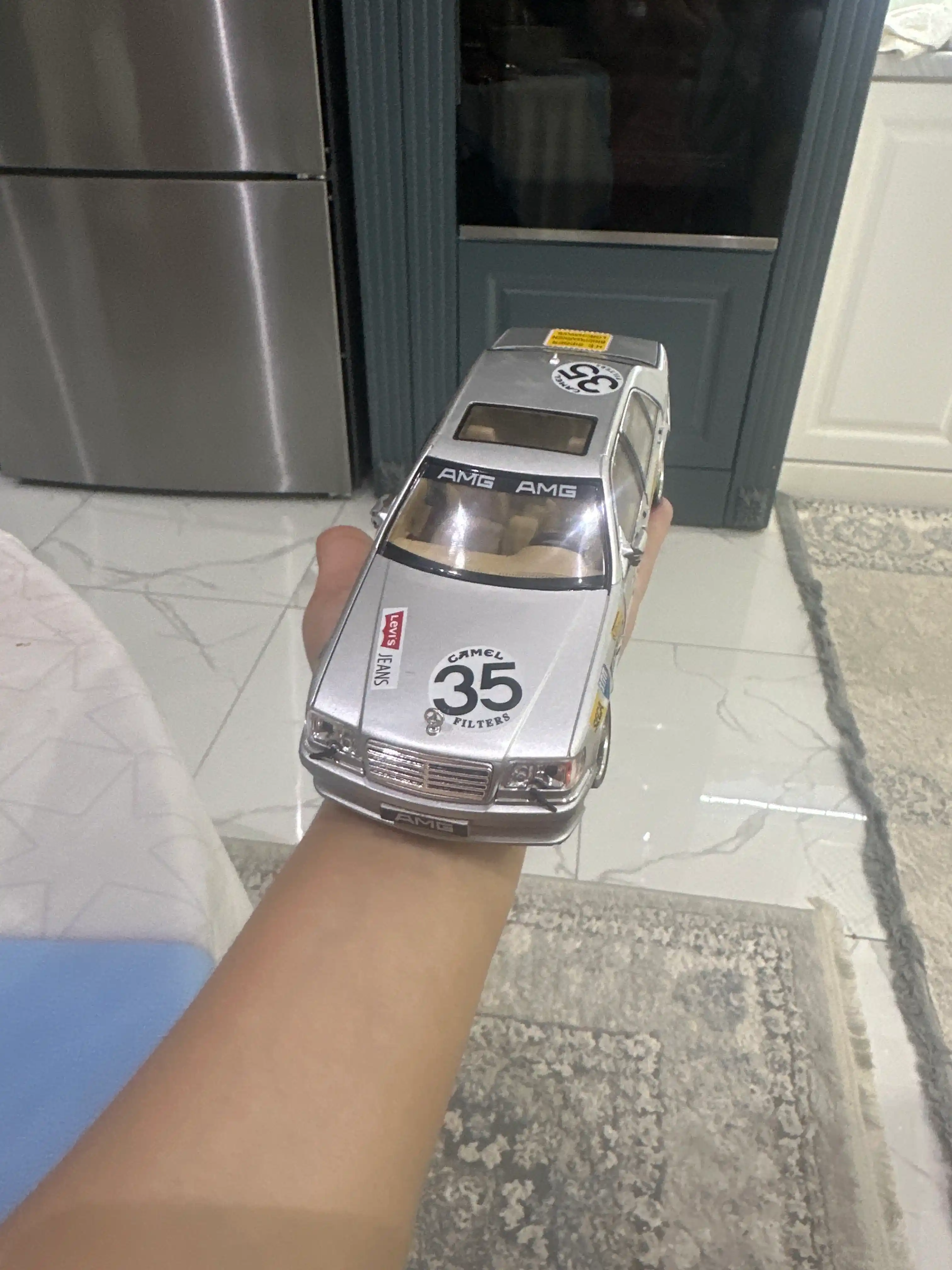 O'yinchoq metall mashinasi Mercedes-Benz AMG 6.3, Nissan Skyline GTR "Jinlifang" 1:24