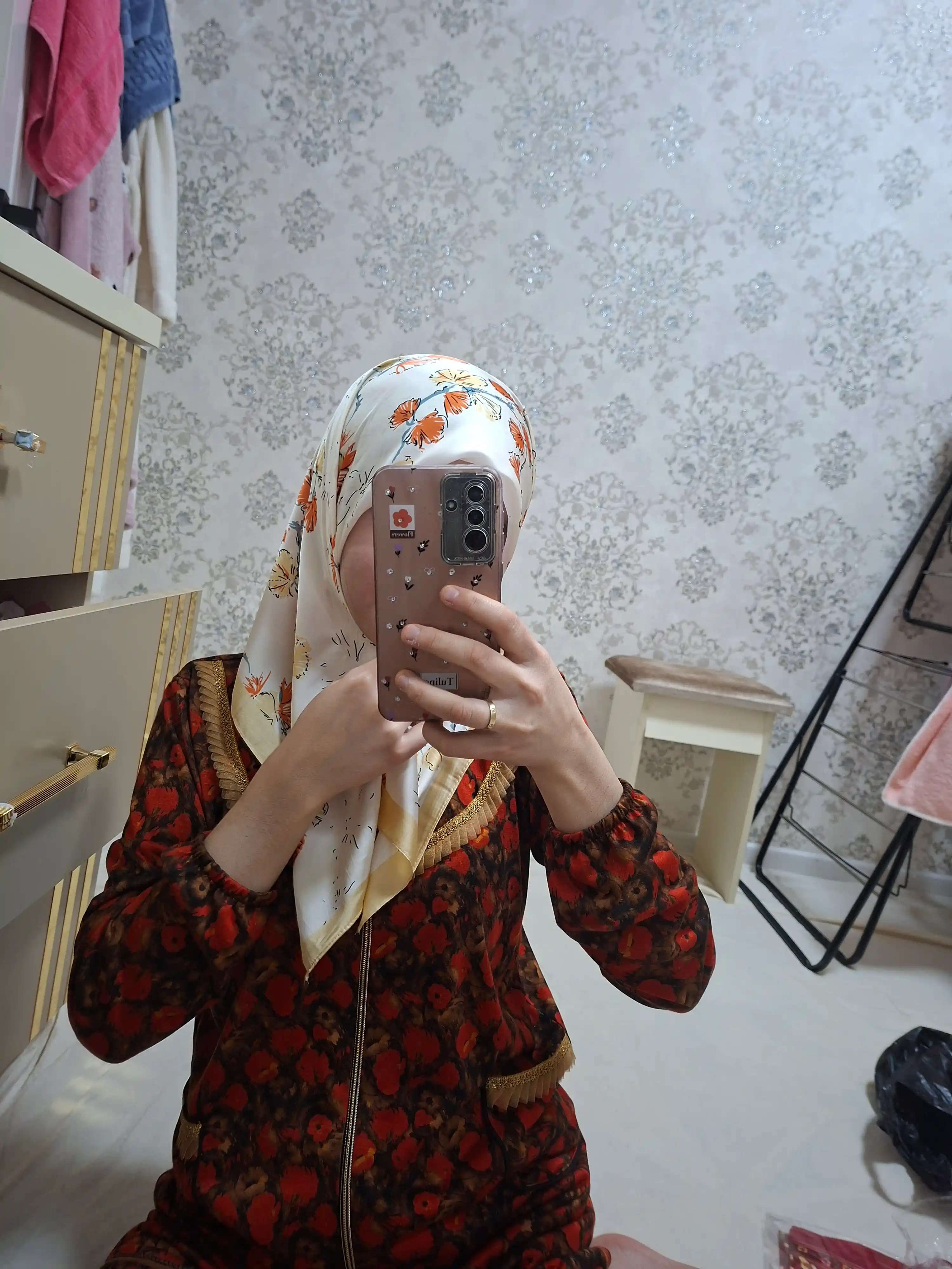 Ayollar bandanasi, ro‘mol yumshoq, yoqimli atlasdan tayyorlangan, Xitoy, o‘lchami 67x67 sm