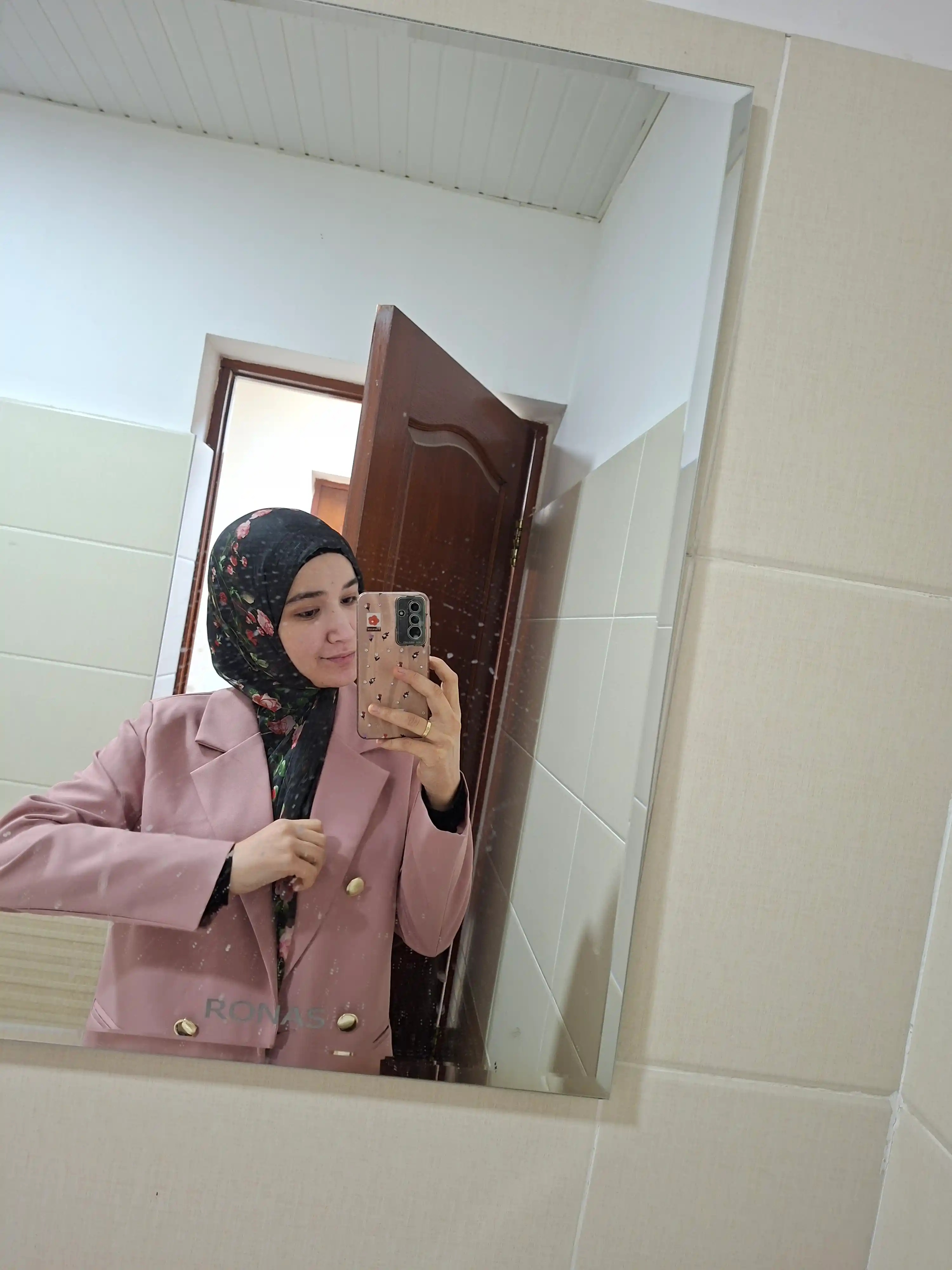 Ayollar pidjagi, klassik, tugmali uzaytirilgan jaket