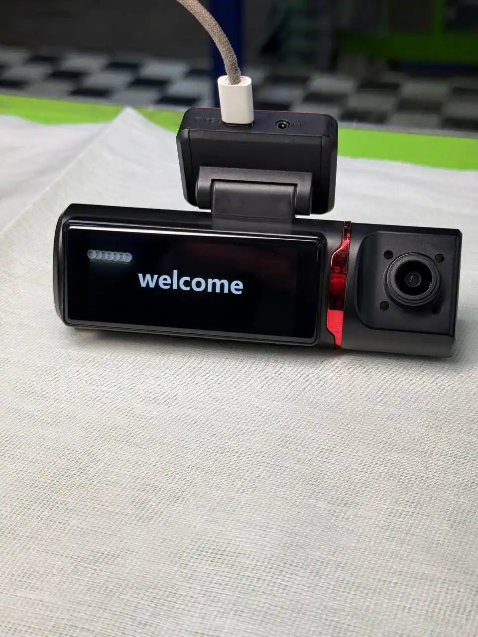 3 va 4 kamerali videoregistrator, G-sensor, zarba datchigi bilan jihozlangan