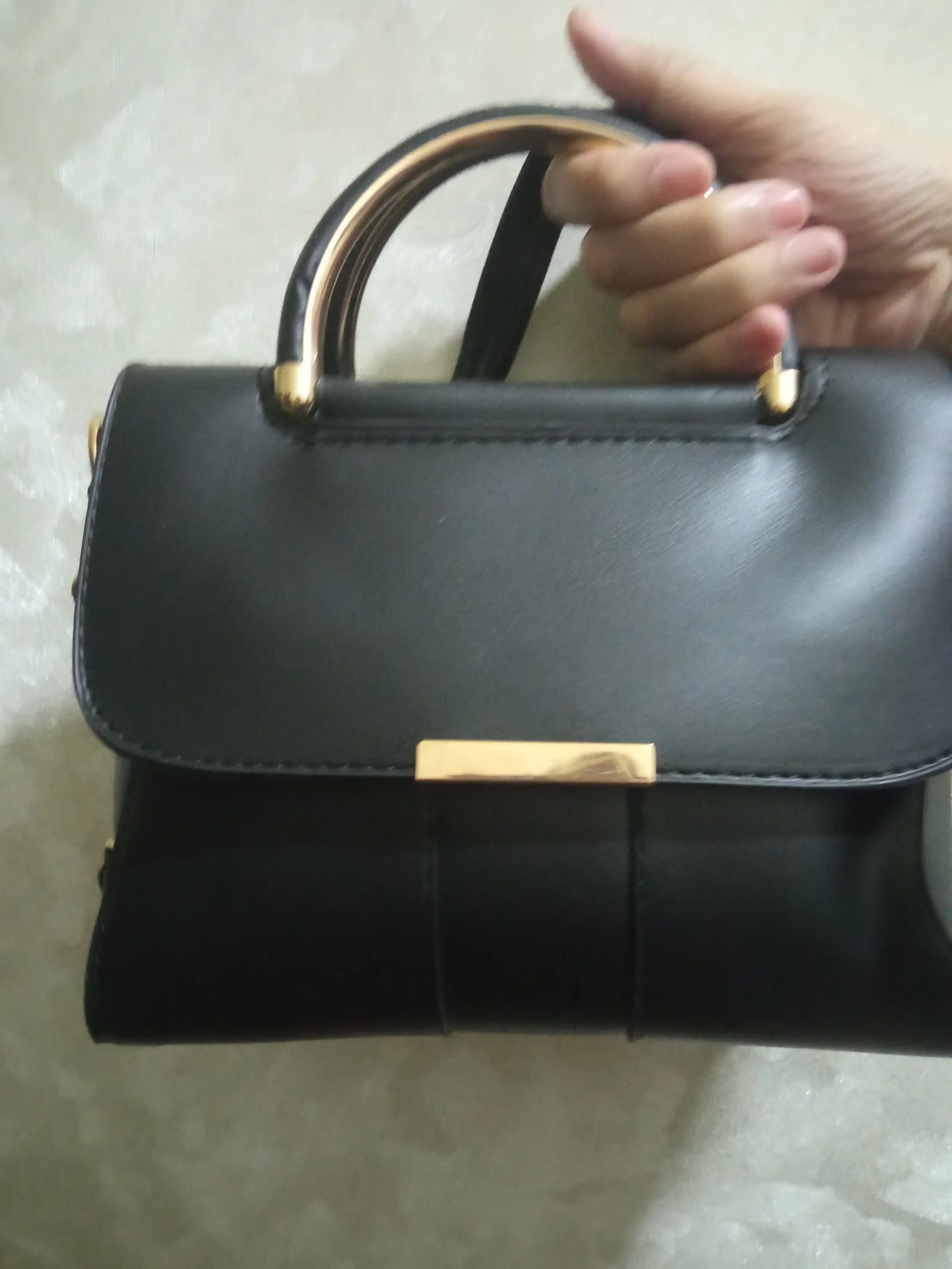Ayollar moda sumkasi, eko charmdan, yelka orqali (klassik model)