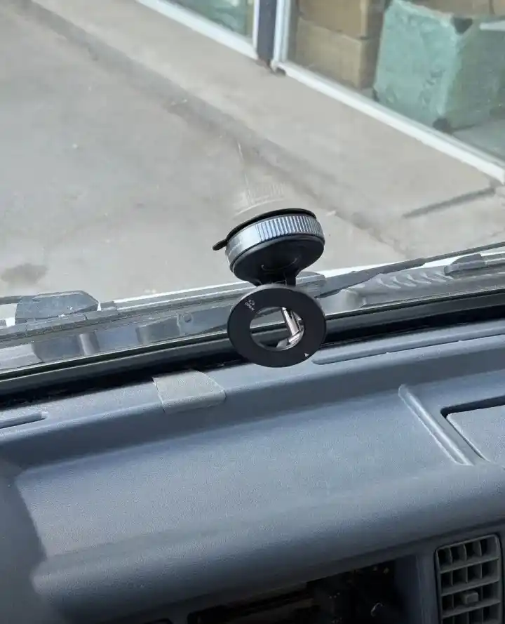 Магнитный держатель для телефона в автомобиль с поворотом 360° с Magsafe, с присоской