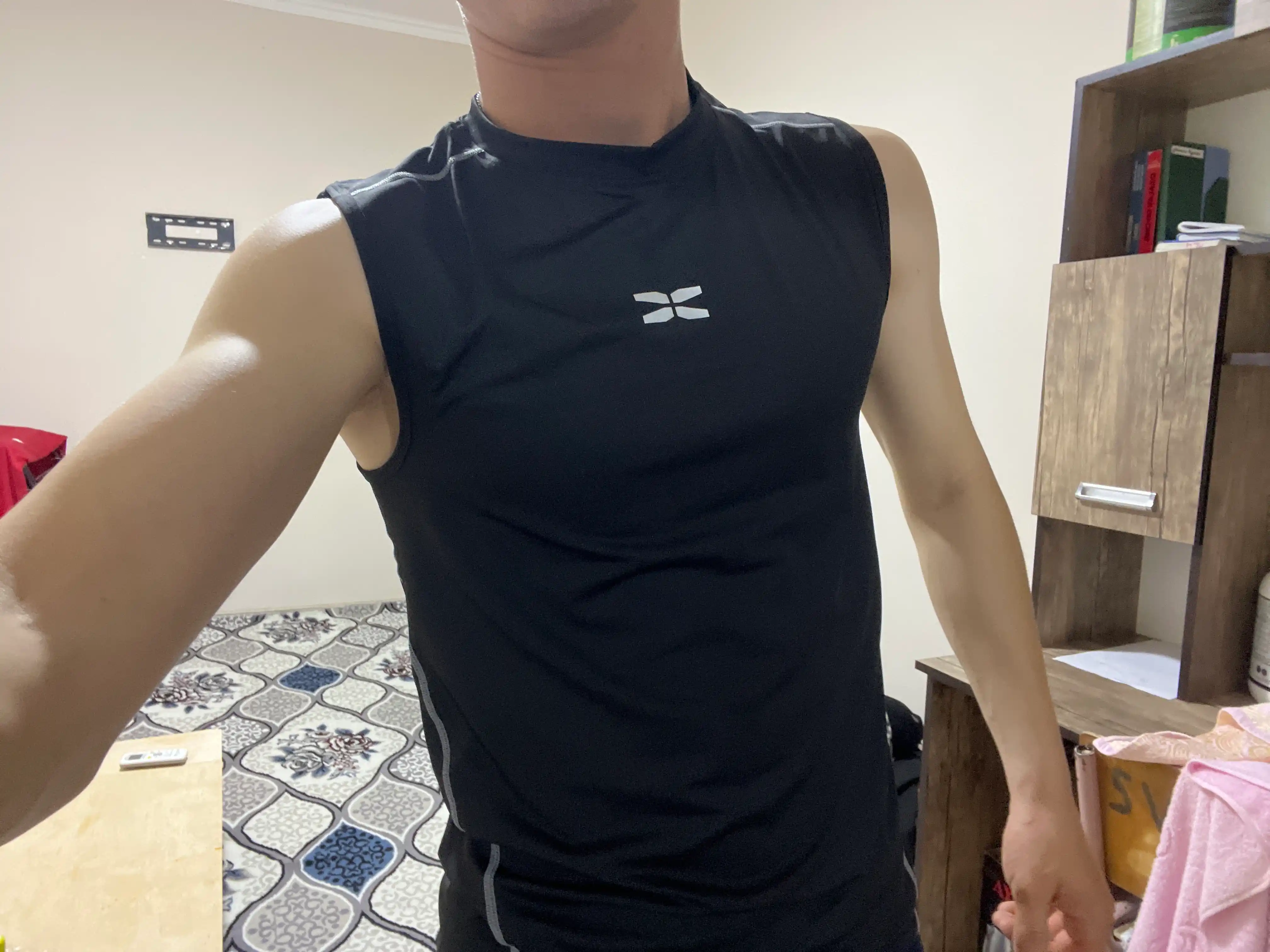 Sport futbolkasi mayka, fitnes uchun, tortib turuvchi, siqib turadi erkaklar rashgard