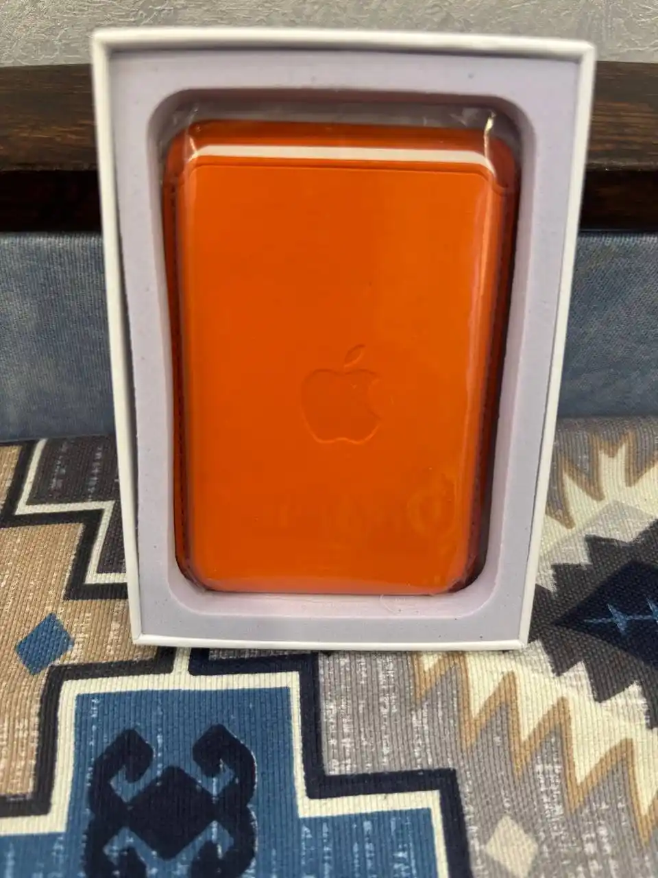 Magnitli cardxolder Iphone 12 dan boshlab, animatsiya bilan