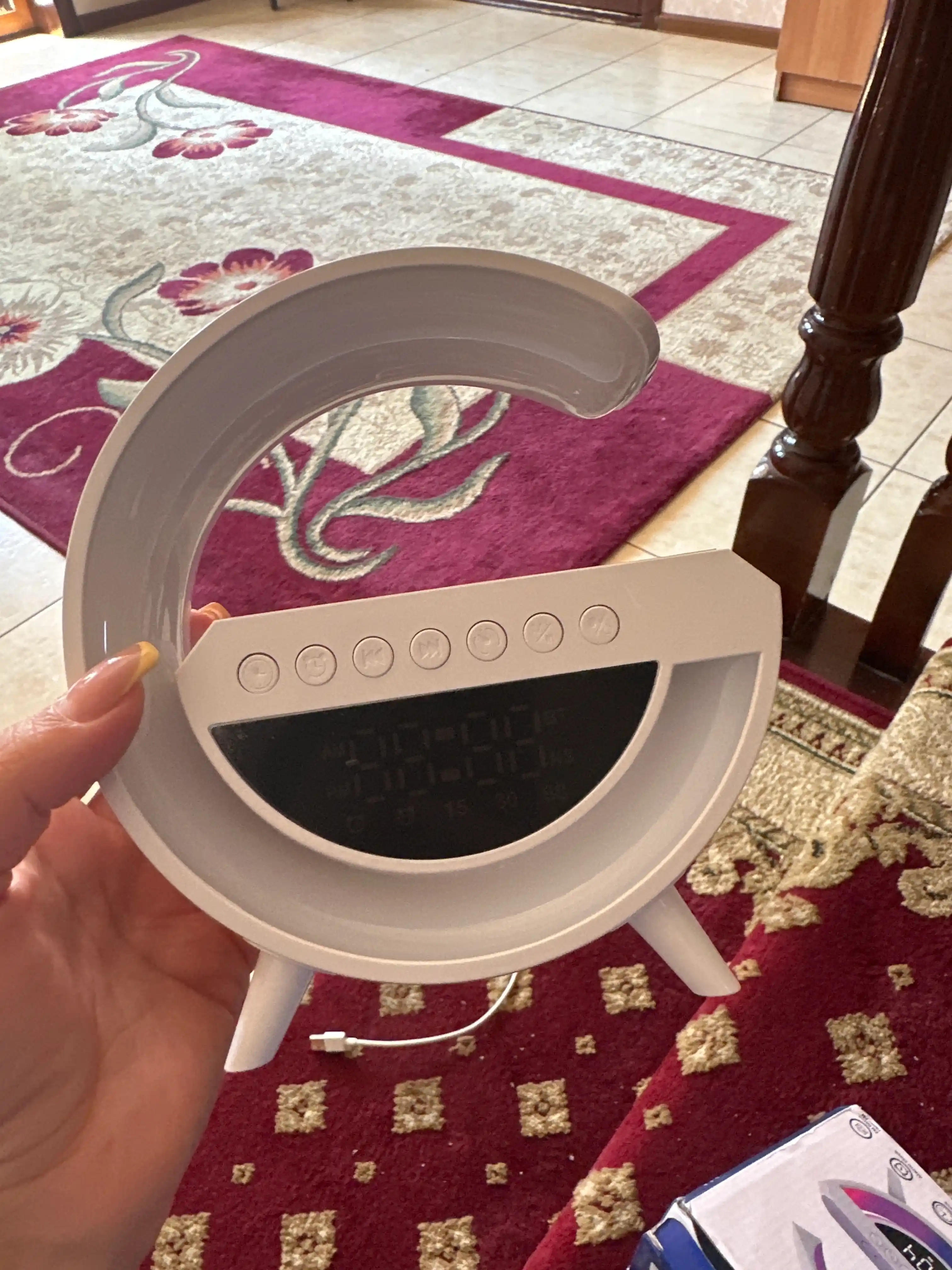 Karnay va simsiz zaryadlovchiga ega, aqlli RGB chiroq