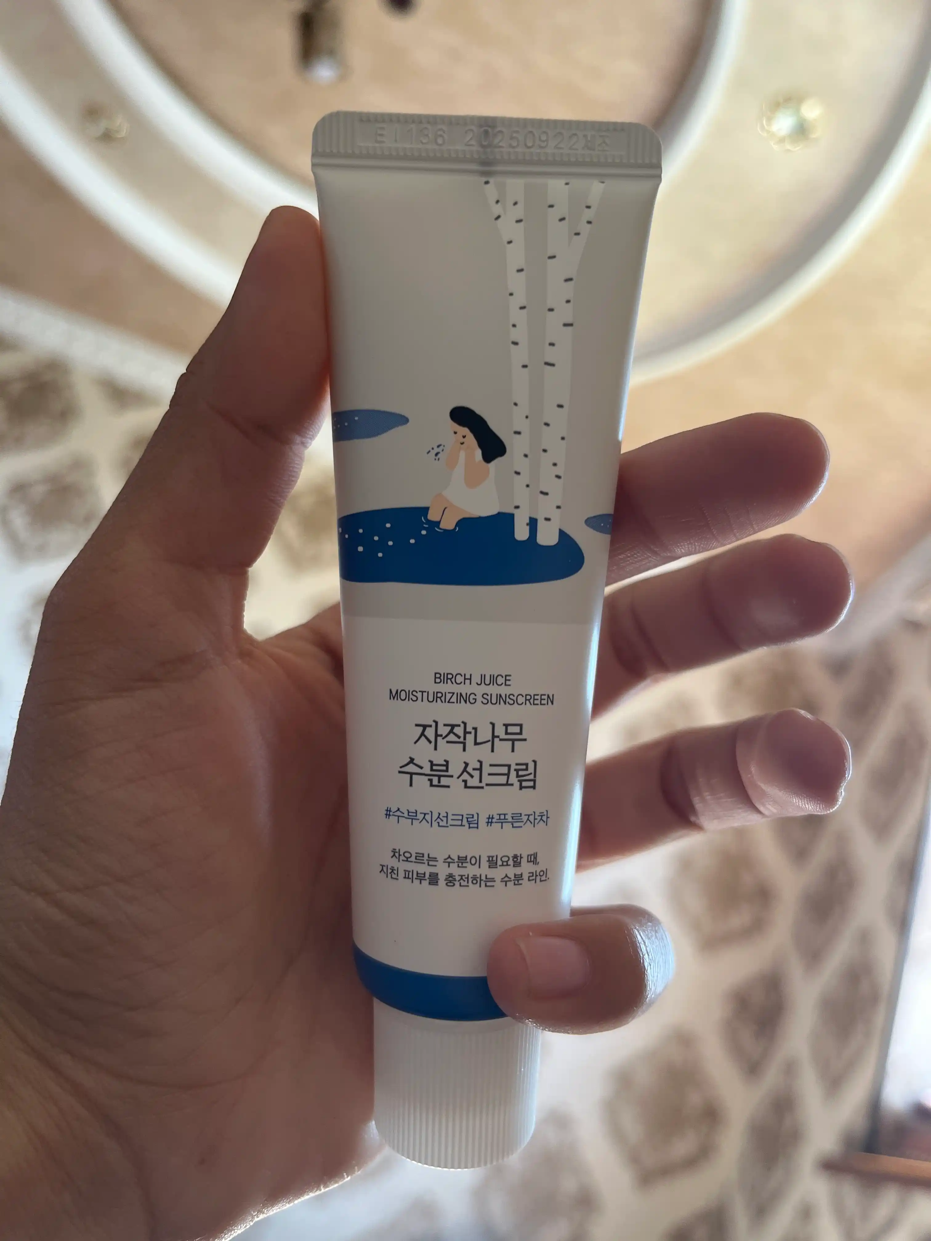 Yengil namlantirib quyoshdan himoyalovchi krem Round Lab Birch Juice MoisturizingSunscreen