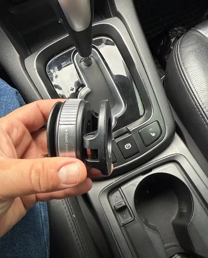 Магнитный держатель для телефона в автомобиль с поворотом 360° с Magsafe, с присоской