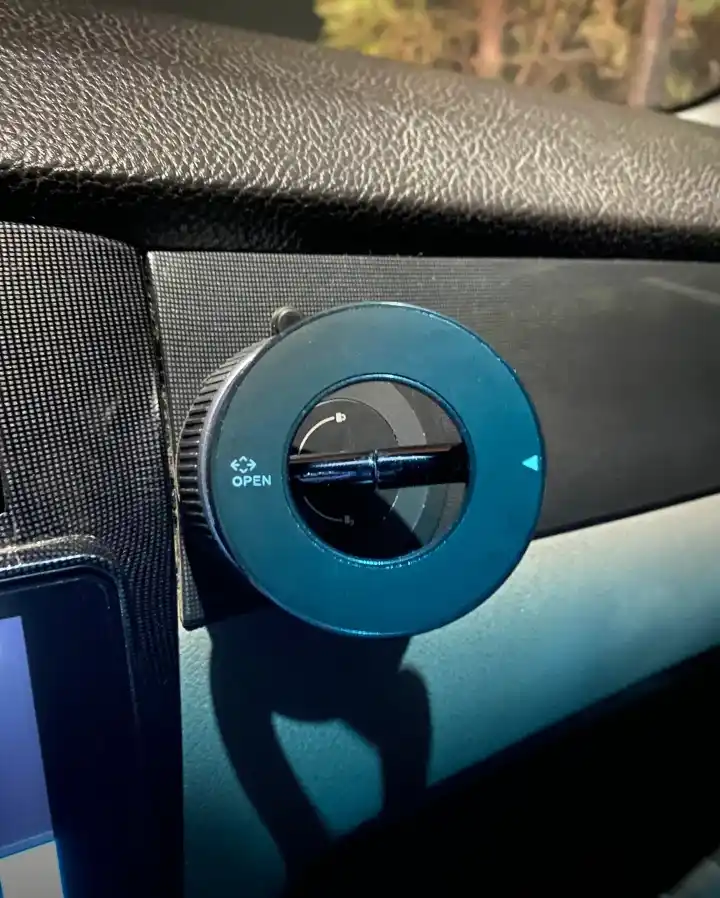Магнитный держатель для телефона в автомобиль с поворотом 360° с Magsafe, с присоской