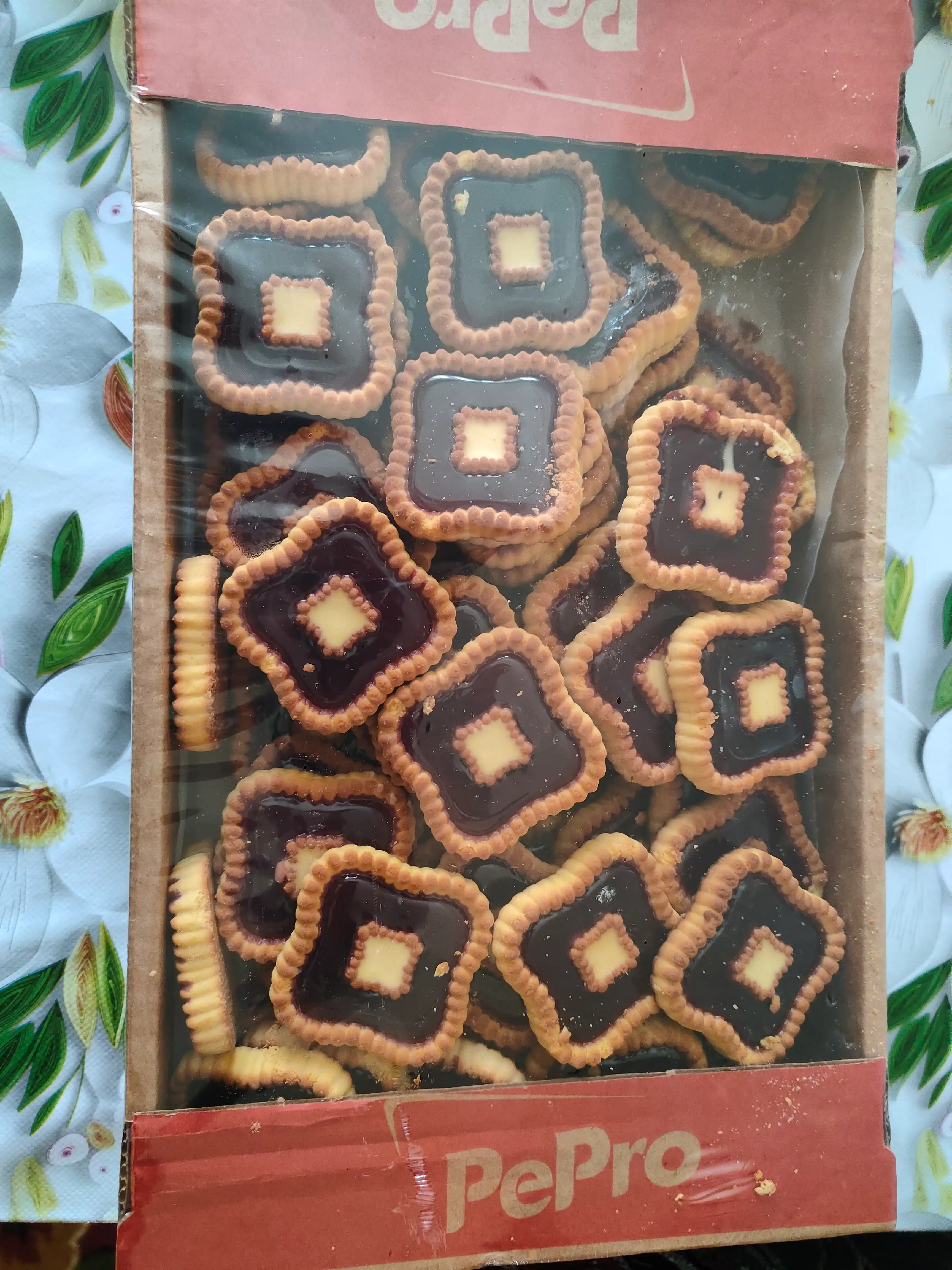 Pechenye nachinka yogli oq va jeleli dekor 3 ta ta’m qora smorodina apelsin, malina, 1 kg
