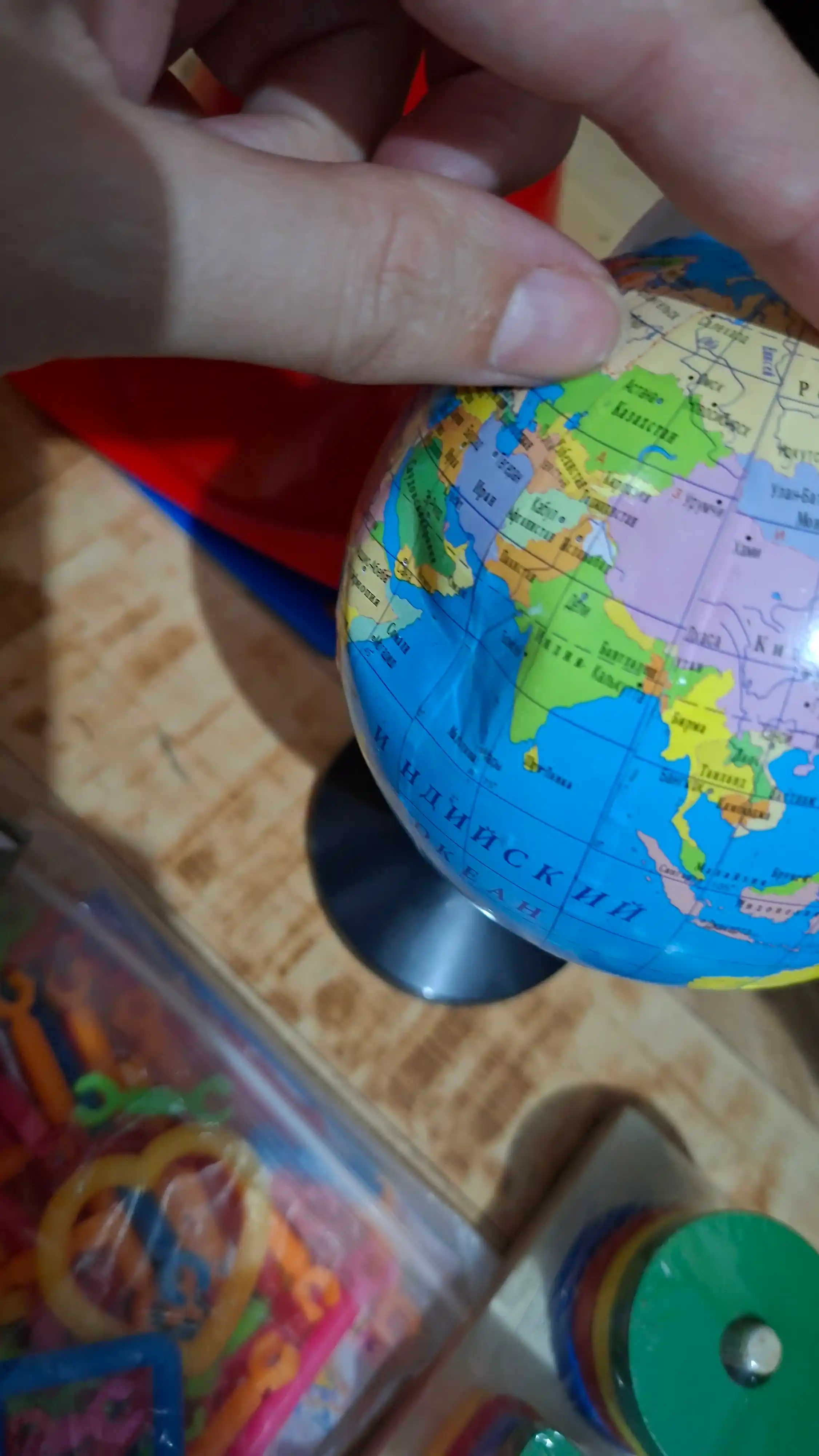 Jismoniy va siyosiy globus Globe, dumaloq ushagichda