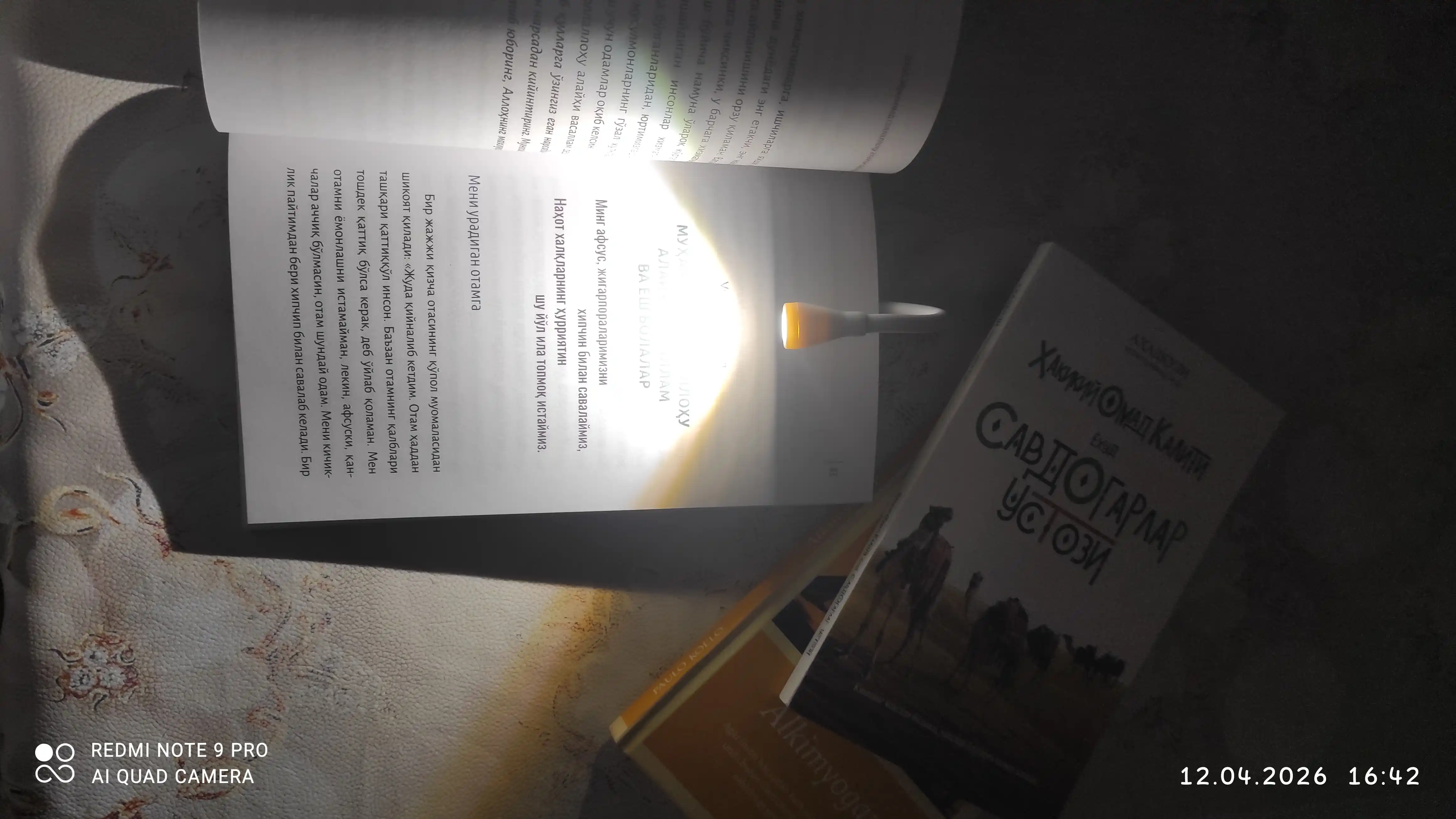 Kitob o‘qish uchun lampa, yoritgich va simsiz yoritgich
