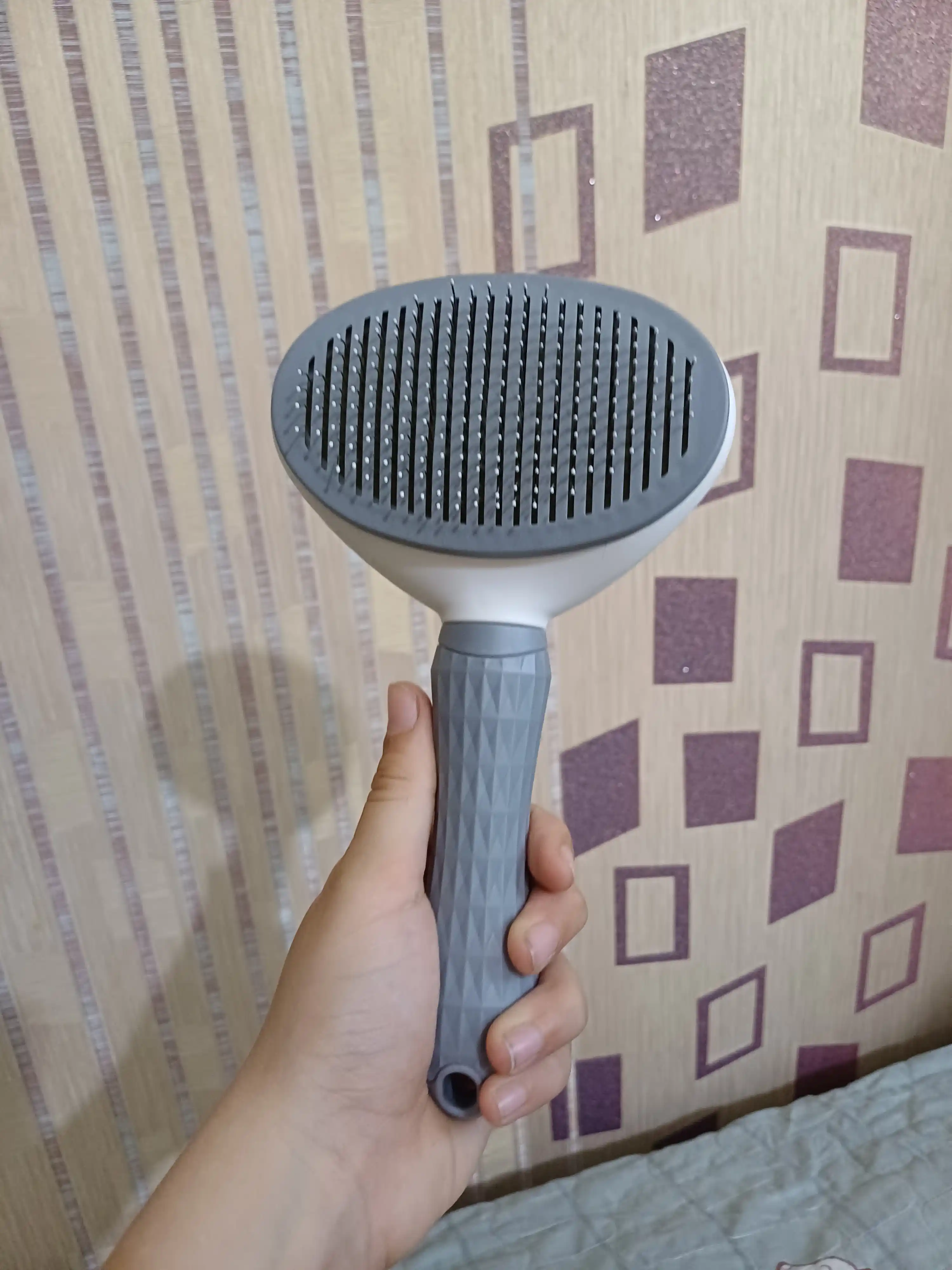 Jun yig'ish bilan taroqli silliqlash, it va mushuklar uchun deshedder