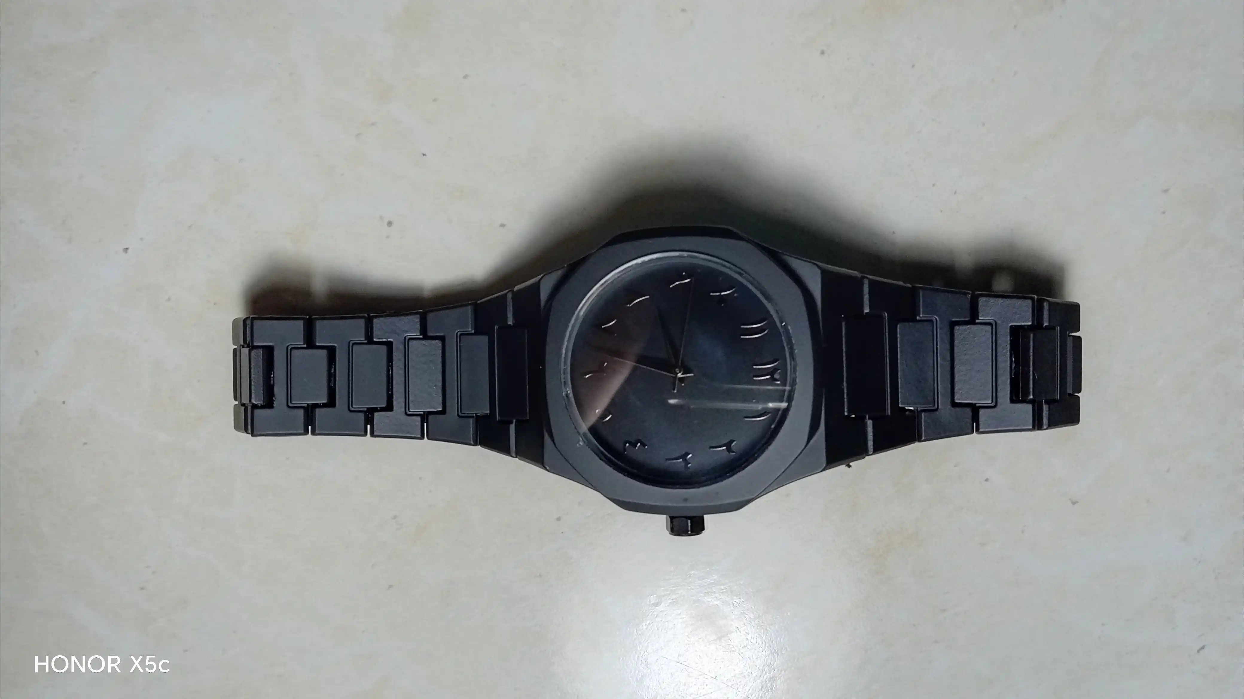 Arab raqamli qo‘l soati, minimalistik dizayn