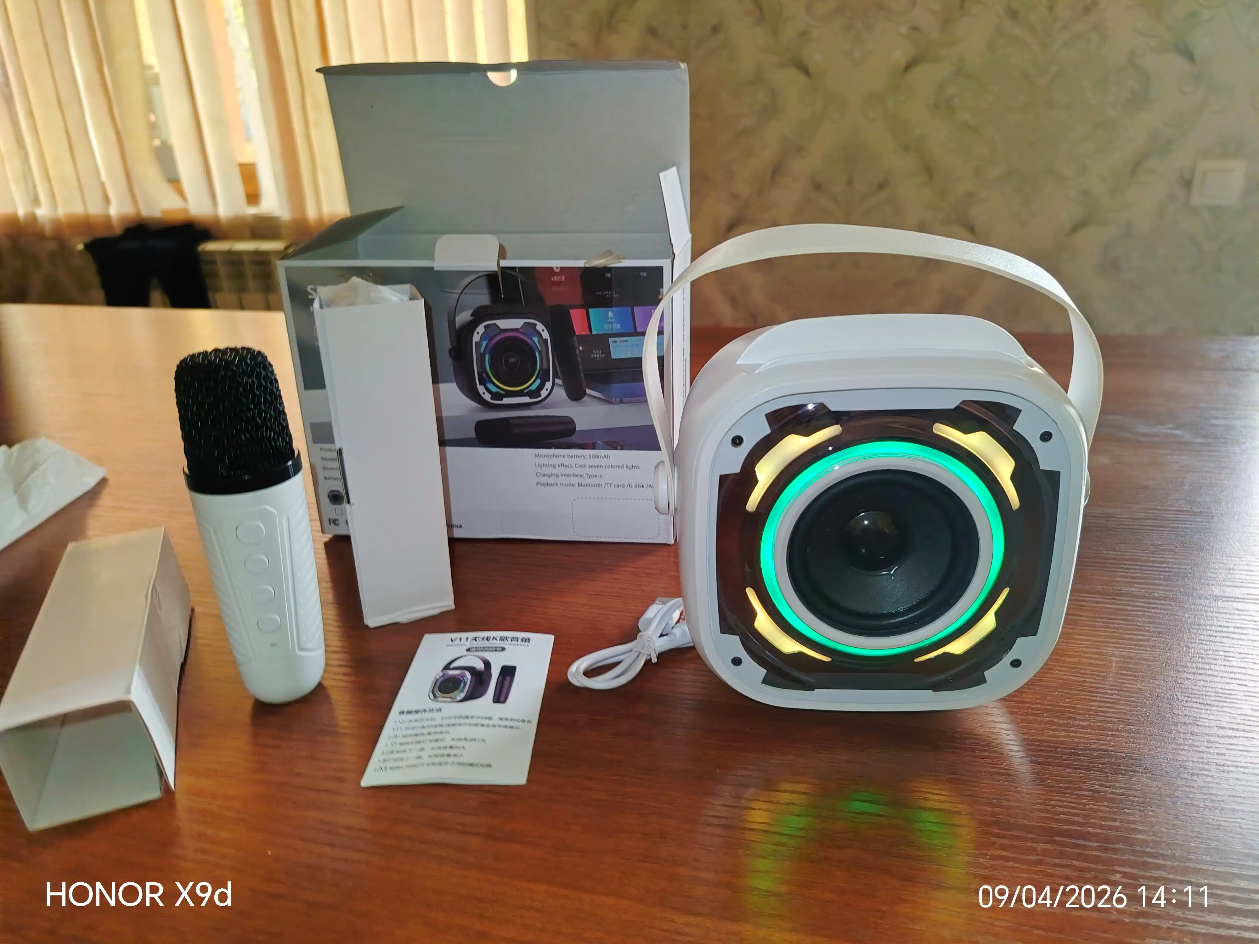 Портативная Bluetooth-колонка  для караоке, 2 микрофона, RGB-подсветка