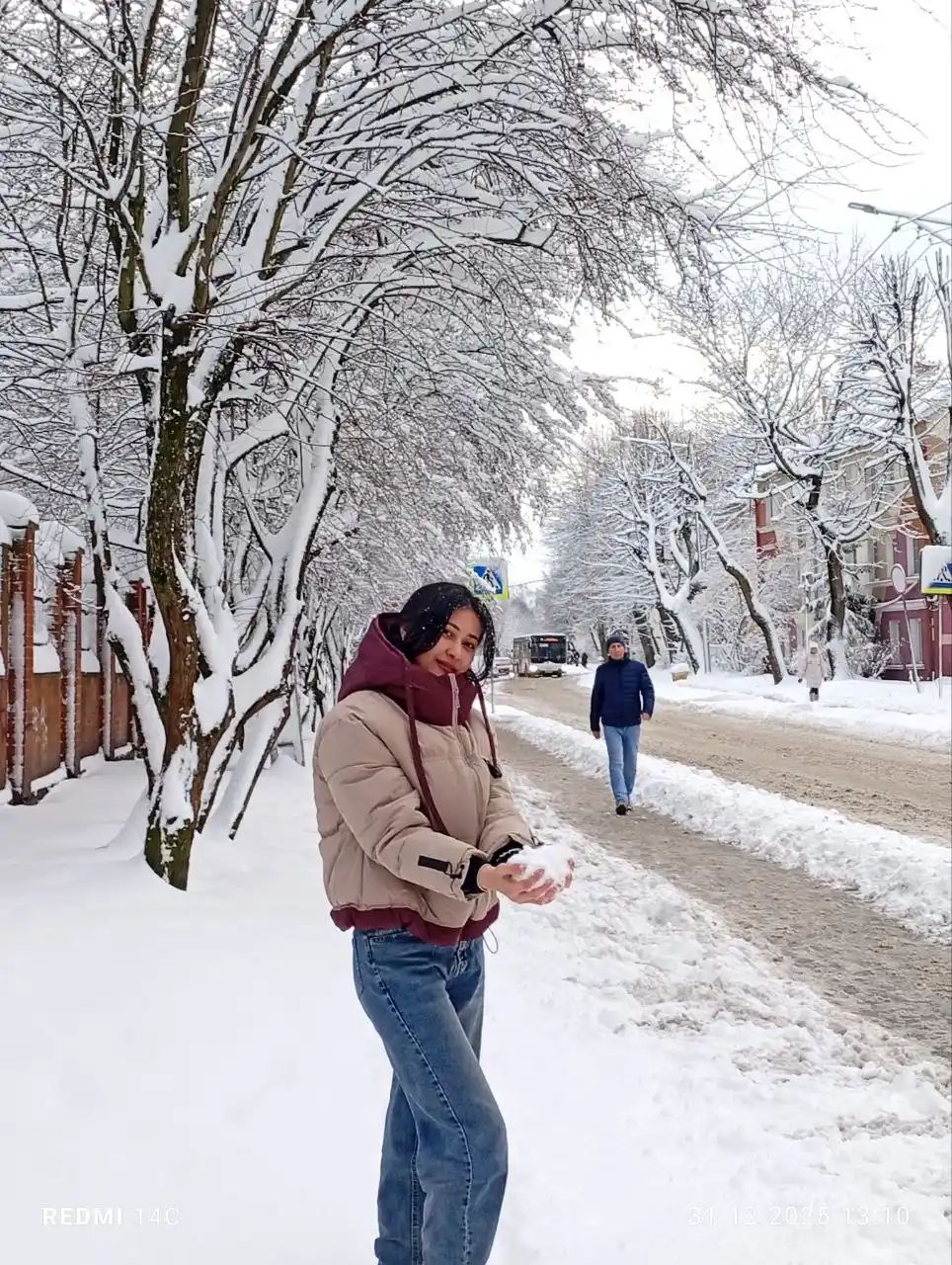 Ayollar kurtkasi, qishki, qalpoqli va pastki qismi rangli