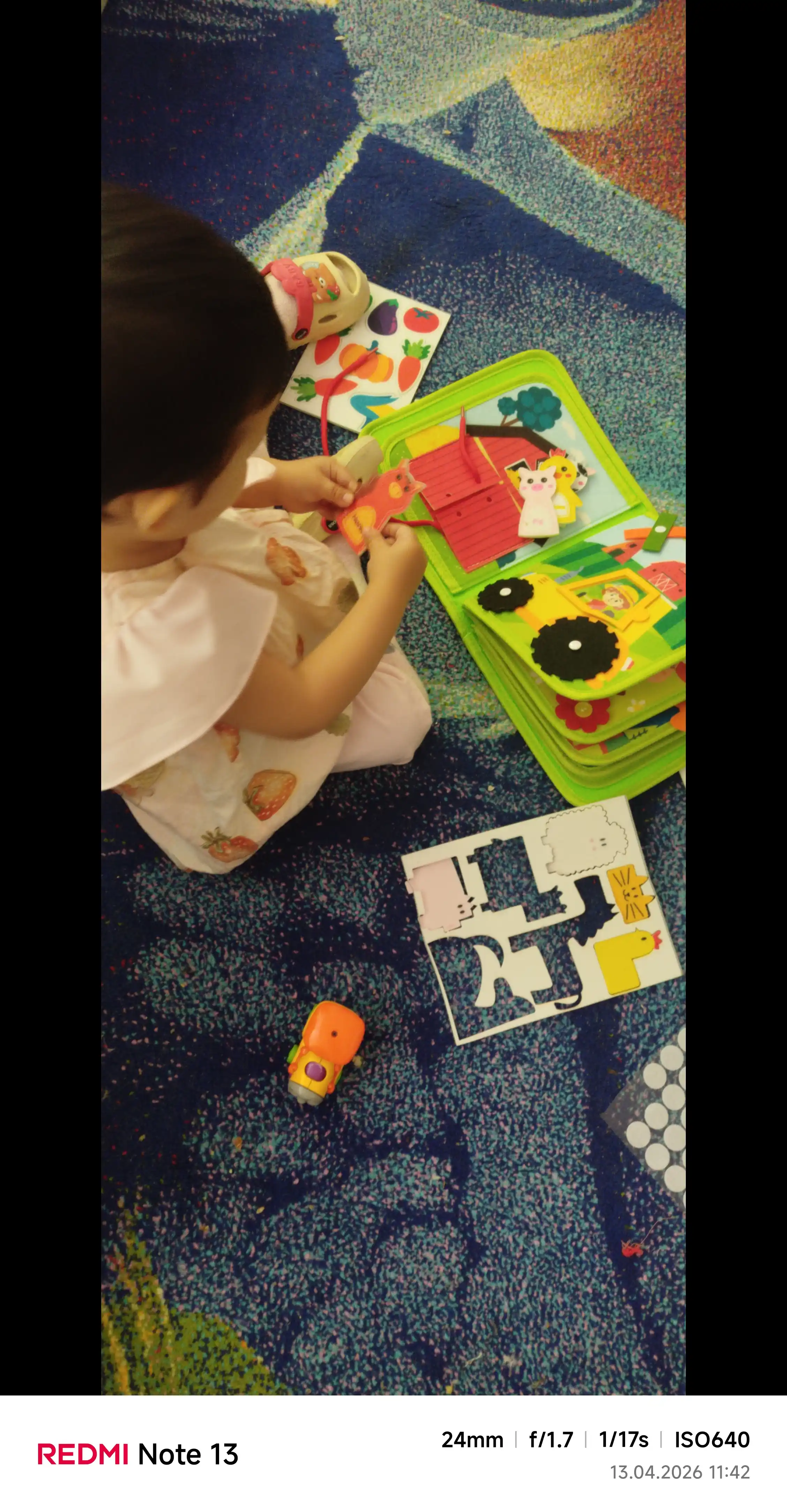 1 yoshdan boshlab bolalarga mo`ljallangan, fetrdan tayyorlangan bizibord kitobi