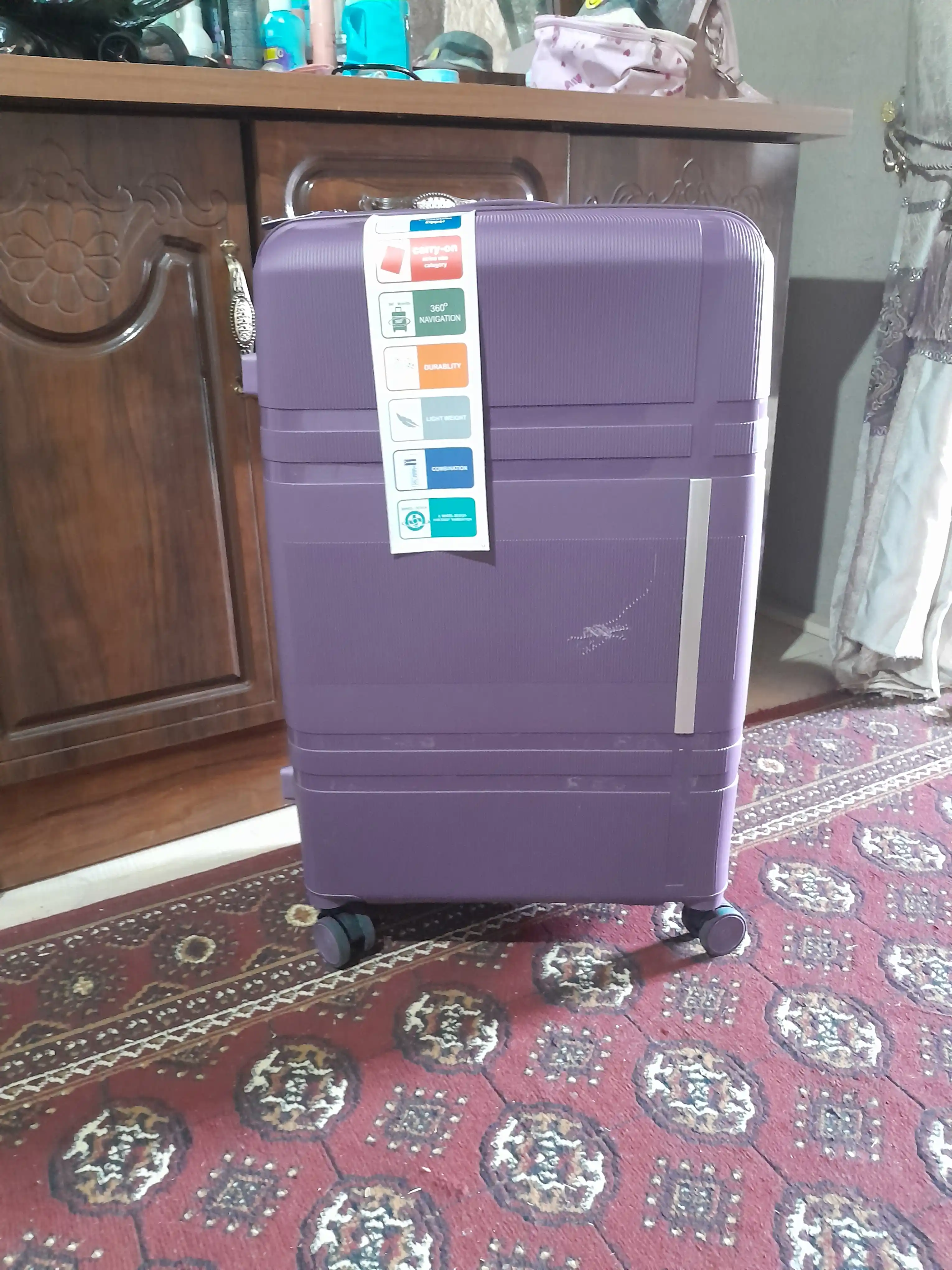 Sayohat chamadoni, 4 g'ildirakli, PP materialdan, kodli qulf bilan