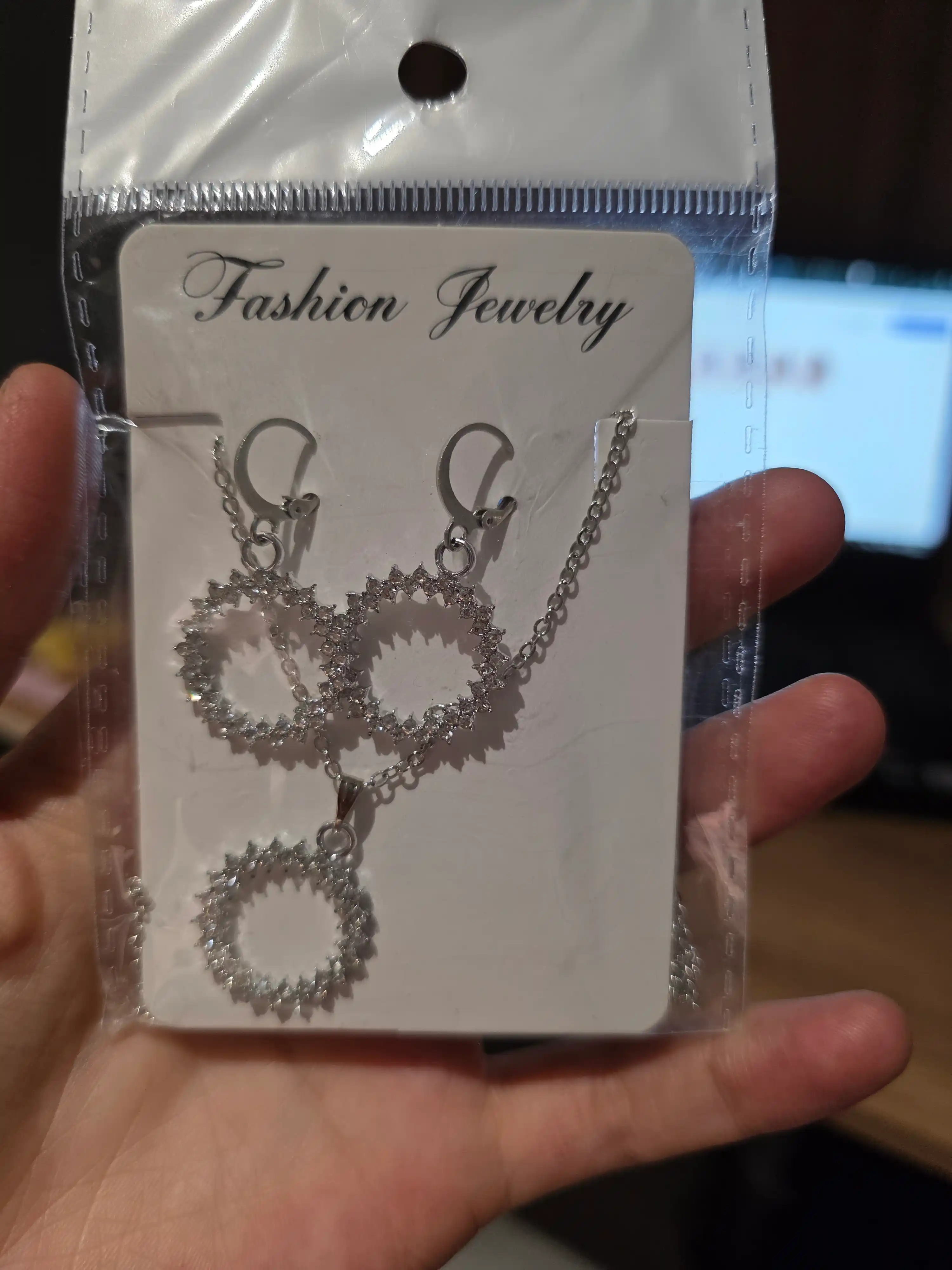 Van Cleef taqinchoqlar komplekti,sepochka, sirg'a, zanjirlar, nabor, bijuteriya kamplekti