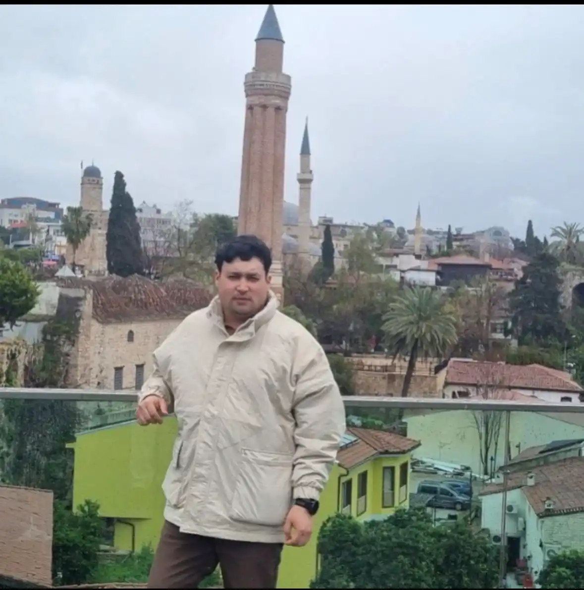 Qish va kuz uchun keng fasonli yomg'ir va qor o'tkazmaydigan maxsus zamonaviy kurtka