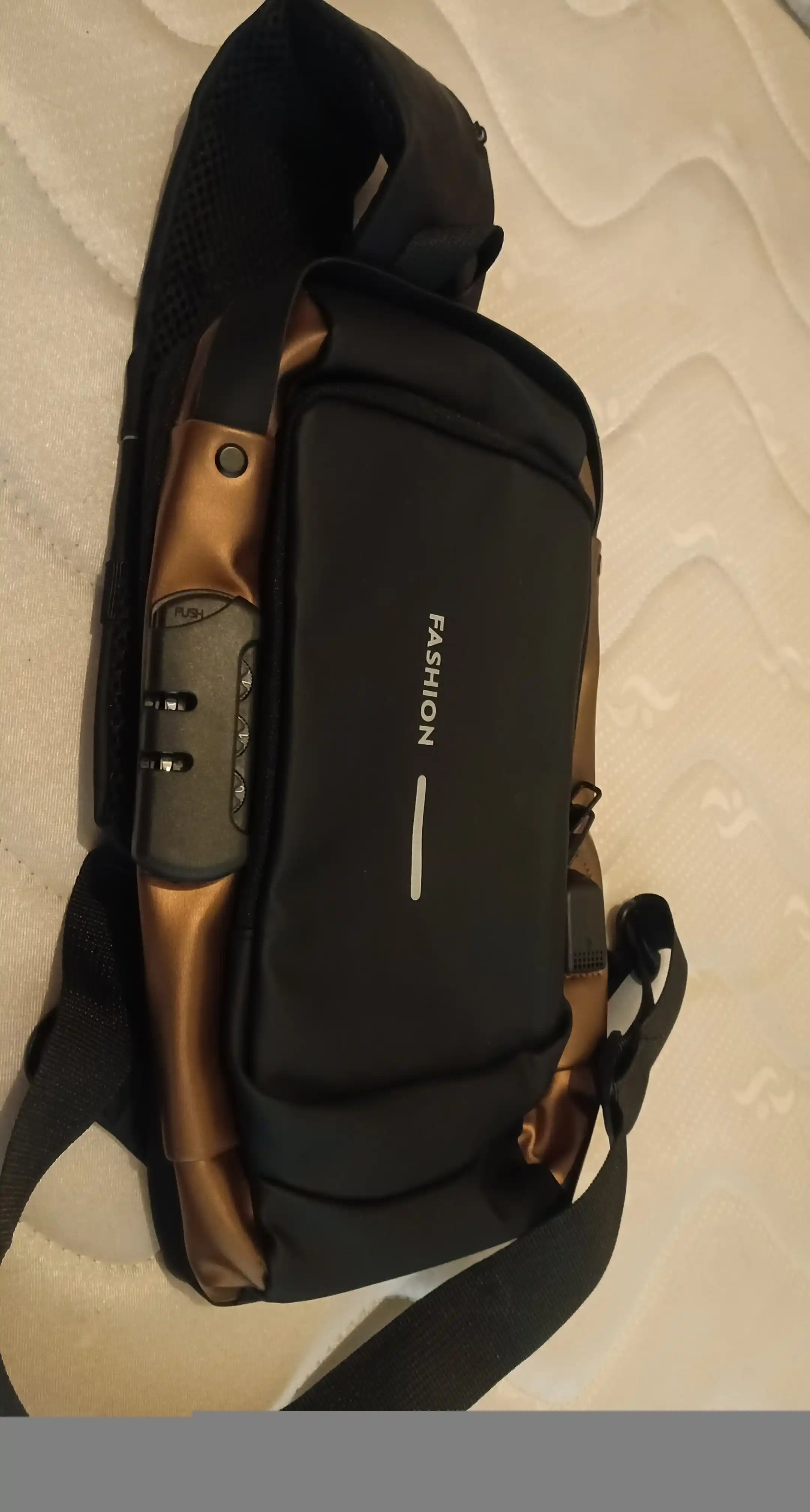 Erkaklar sumkasi, barsetka, bananka, qulfli va USB zaryadlovchi bilan, elkama