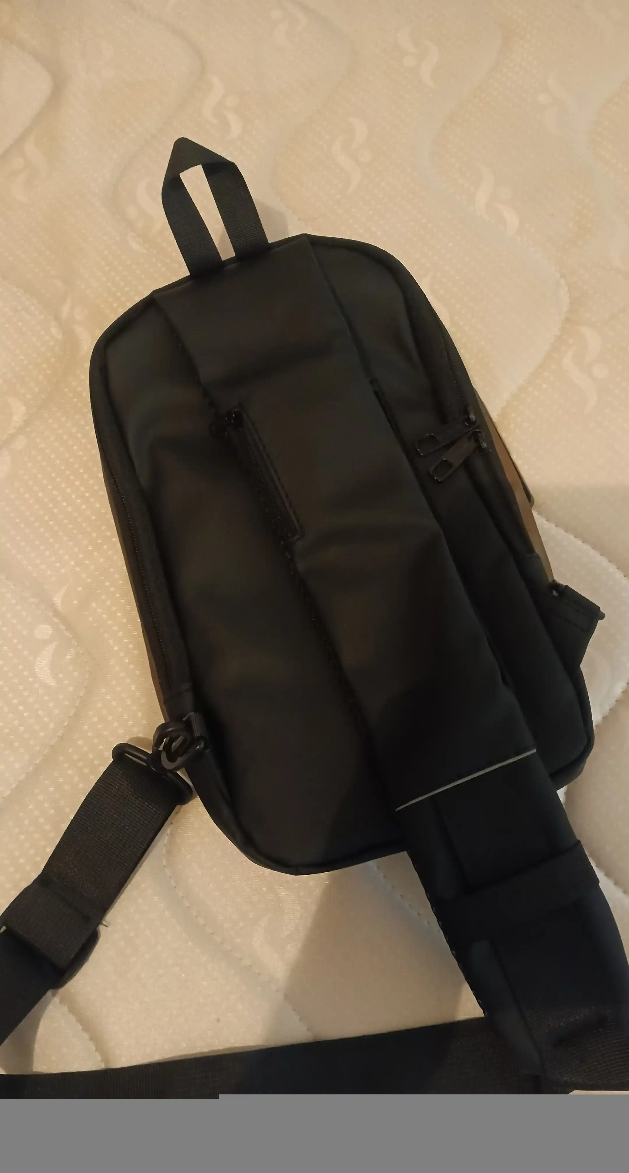 Erkaklar sumkasi, barsetka, bananka, qulfli va USB zaryadlovchi bilan, elkama