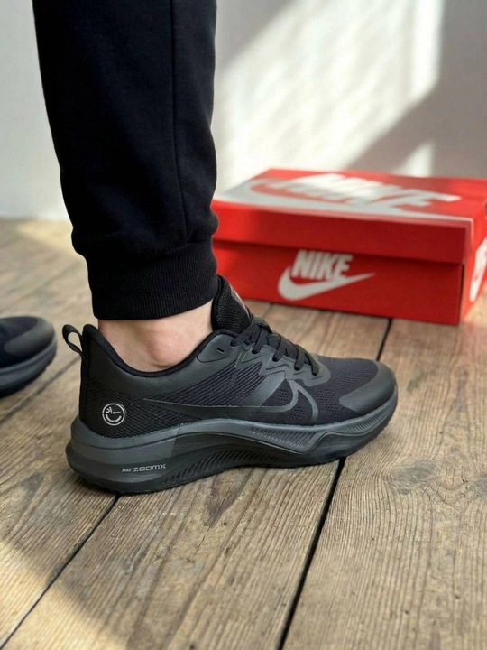 Кроссовки Nike в спортивном стиле для мужчин и женщин