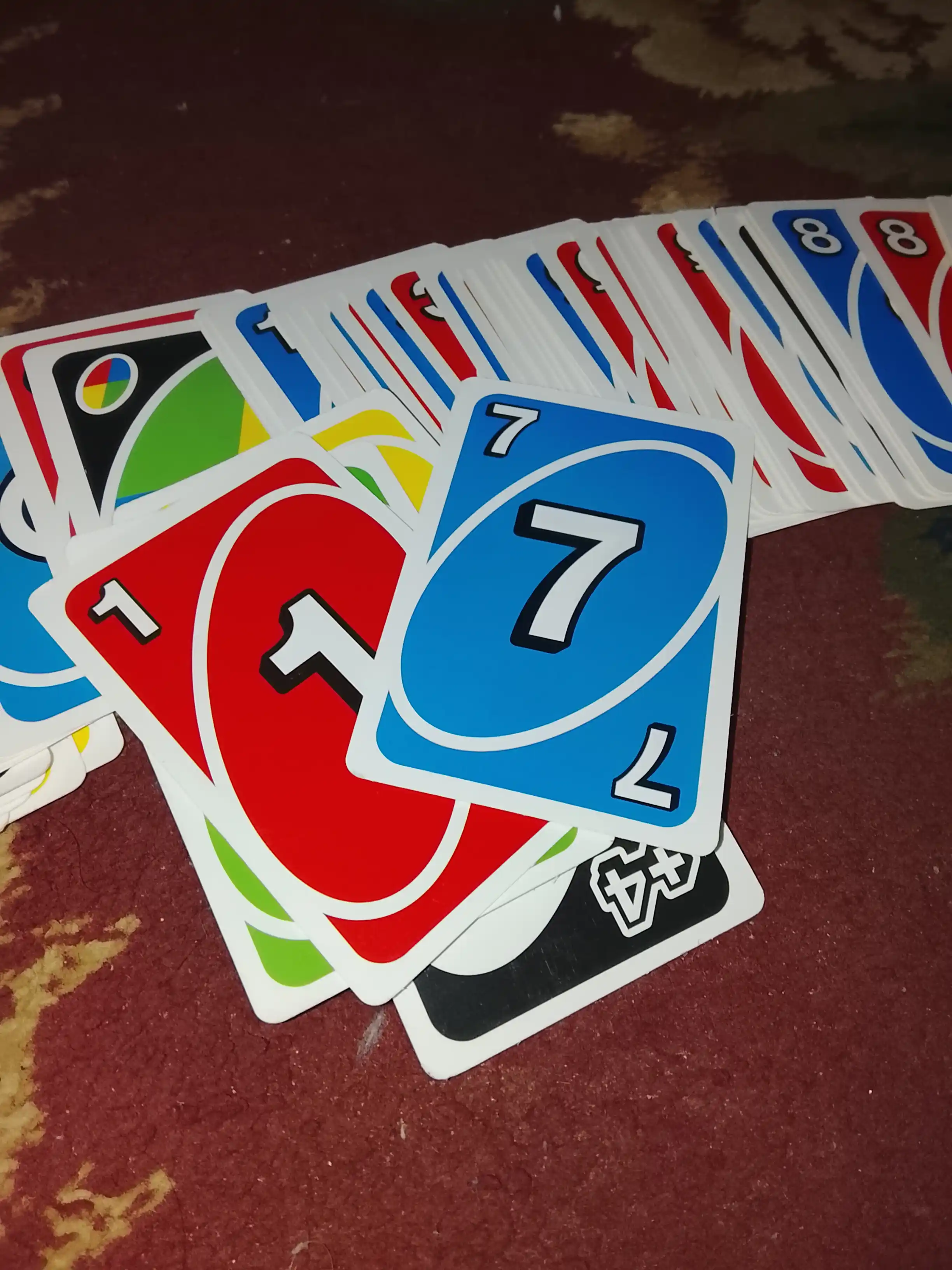 UNO karta o‘yini — oila uchun, 2–10 o‘yinchi, 7 yoshdan
