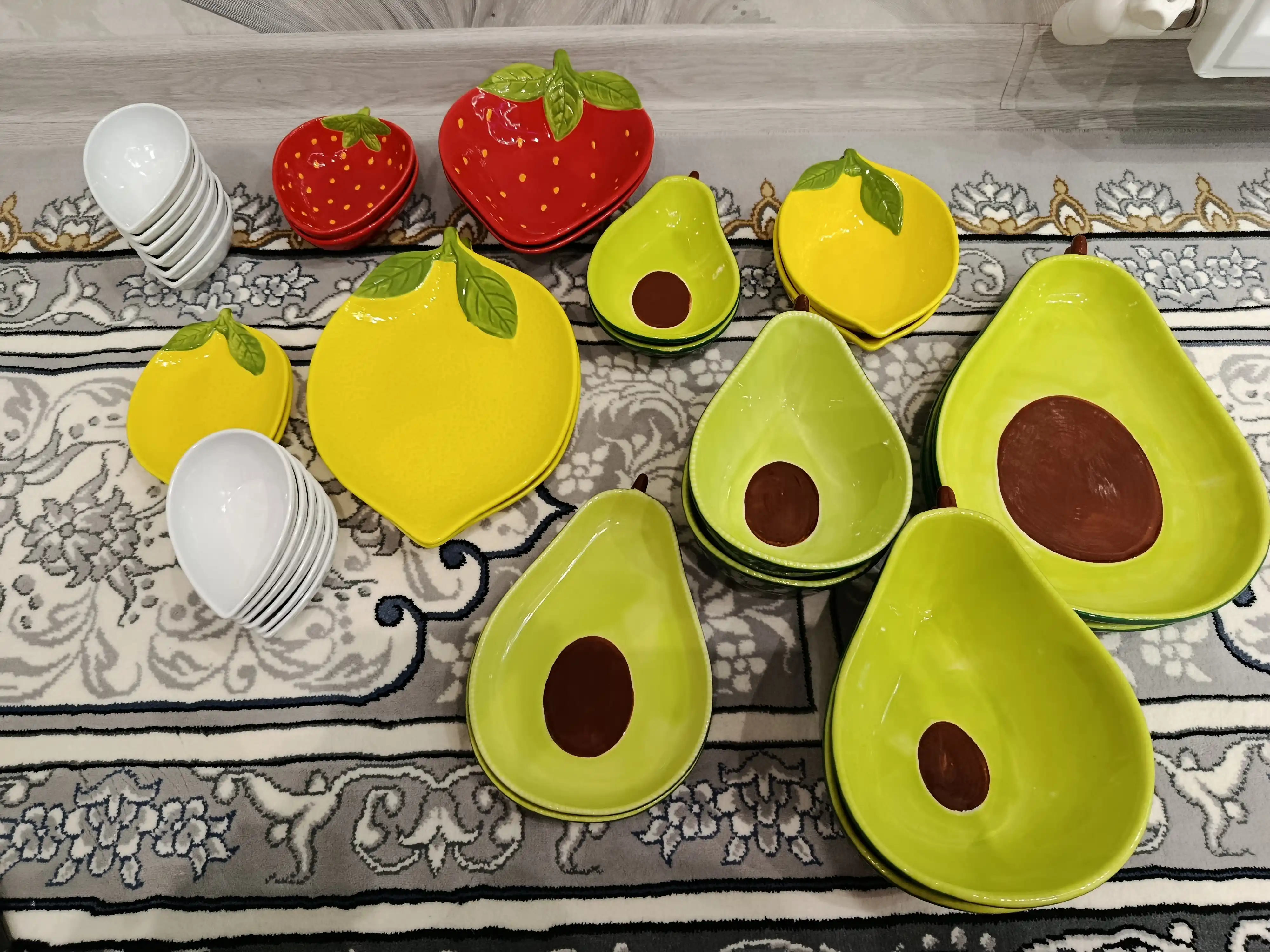"Avokado" shaklidagi o'rtacha keramik likopcha, 21.5 sm