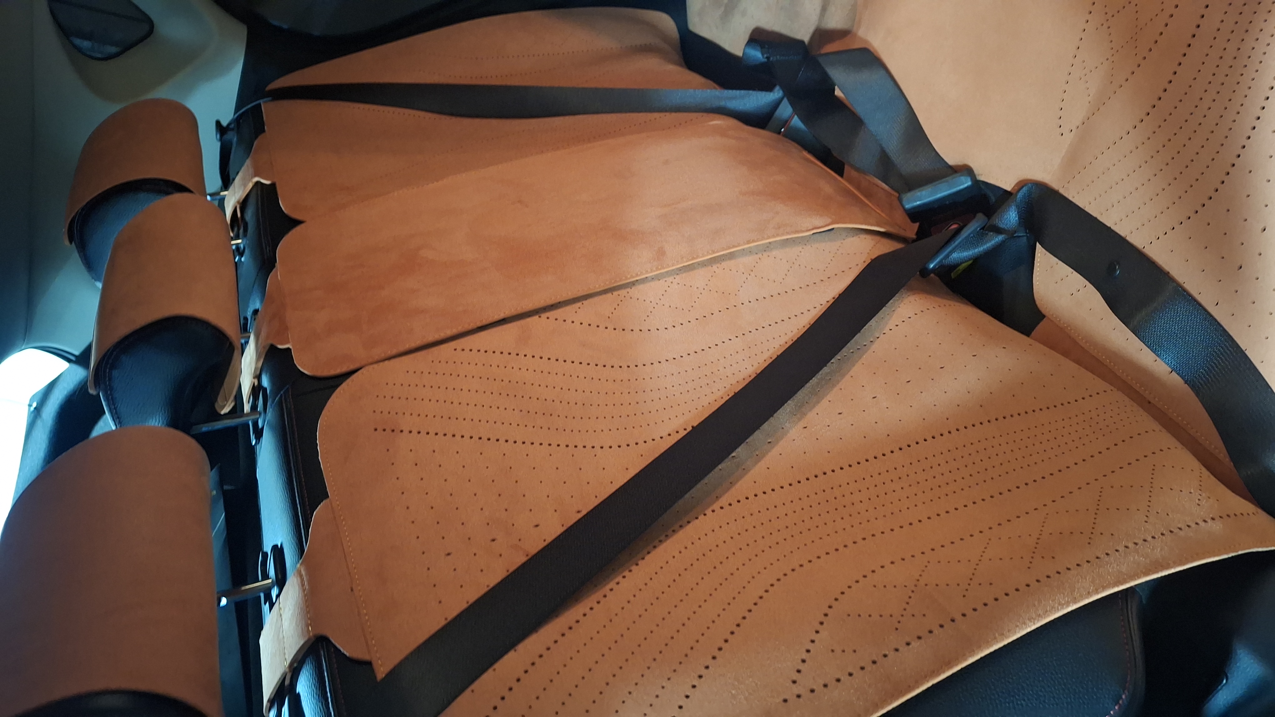 Alkantara materialdan universal avto o‘rindiq nakidkalari, perforatsiyali (Chexol)