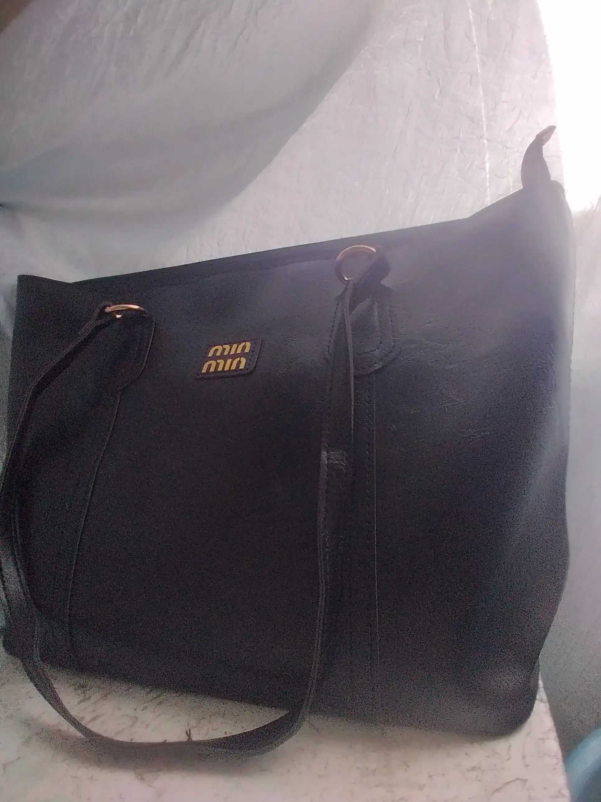 Ayollar uchun ZARMINA Classic tote sumkasi, eko-charm, qora, keng