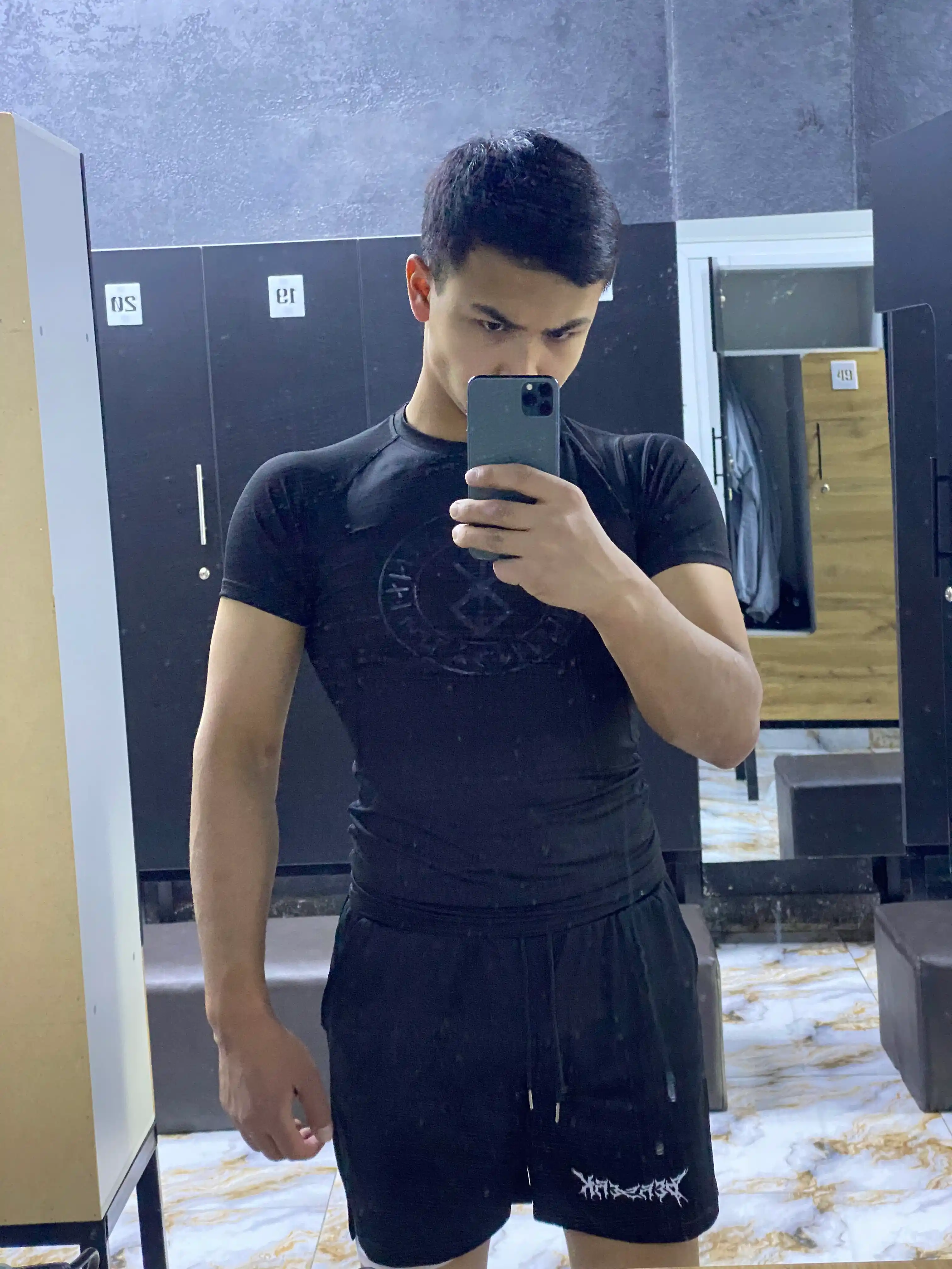 Kompression sport kostyumi, 2 ta 1 da: fitnes va yugurish uchun futbolka va shortiklar