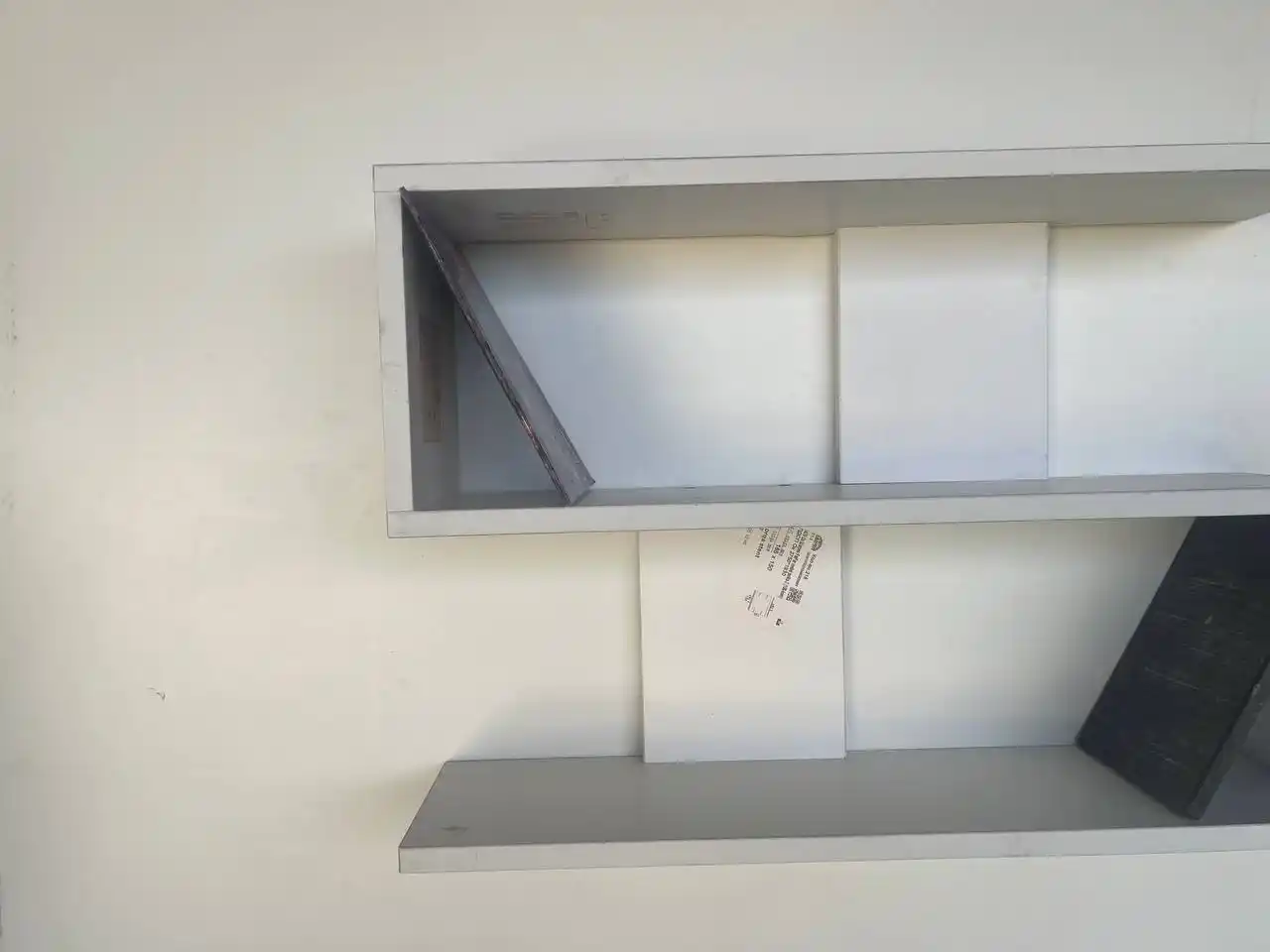 Kitoblar va gullar uchun devorga osiladigan tokcha