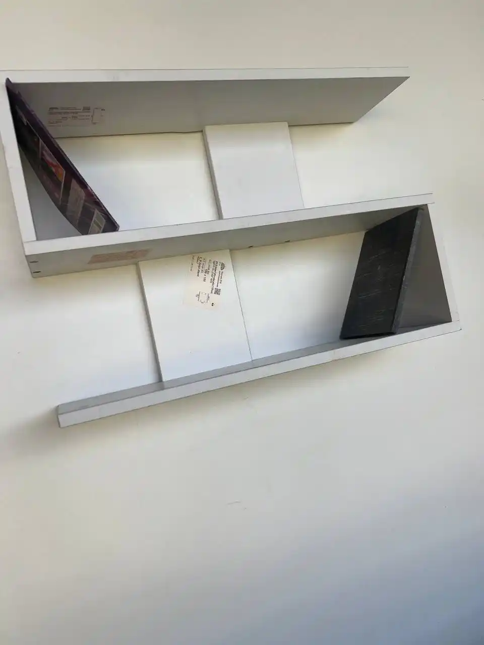 Kitoblar va gullar uchun devorga osiladigan tokcha