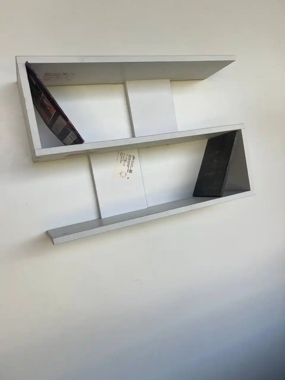 Kitoblar va gullar uchun devorga osiladigan tokcha