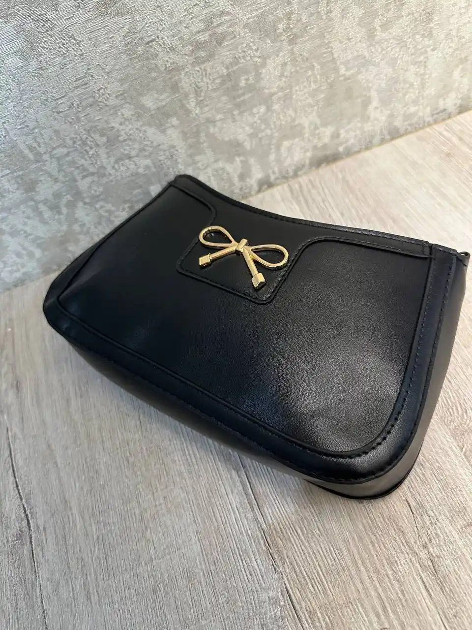 Ayollar uchun mini sumka, qora, yelka orqali taqiladigan, dekorativ bantikli crossbody