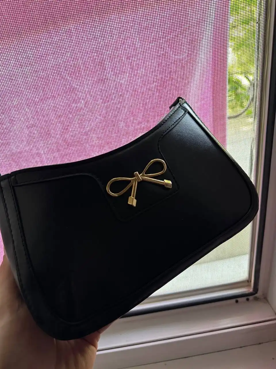 Ayollar uchun mini sumka, qora, yelka orqali taqiladigan, dekorativ bantikli crossbody