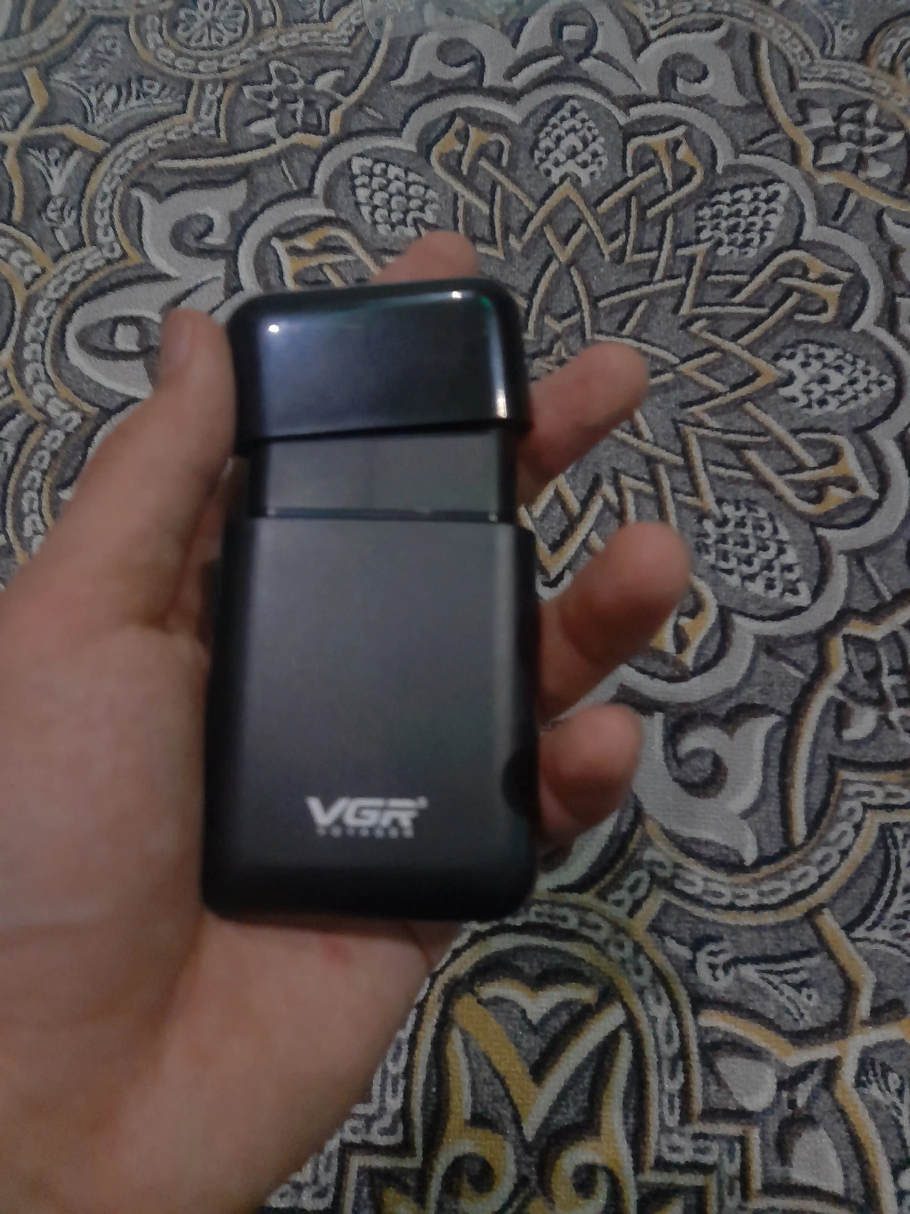 Elektr ustara VGR V-390, portativ shaver, quruq va nam soqol olish uchun