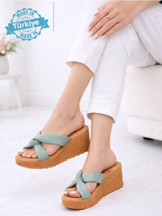 Baland platformada ayollar bosonojkasi - 