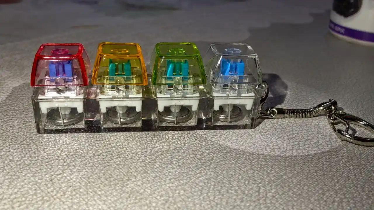Keycap, Stressga qarshi brelok tugmasi, brelok klaviaturasi bosilganda yonadi va bosadi