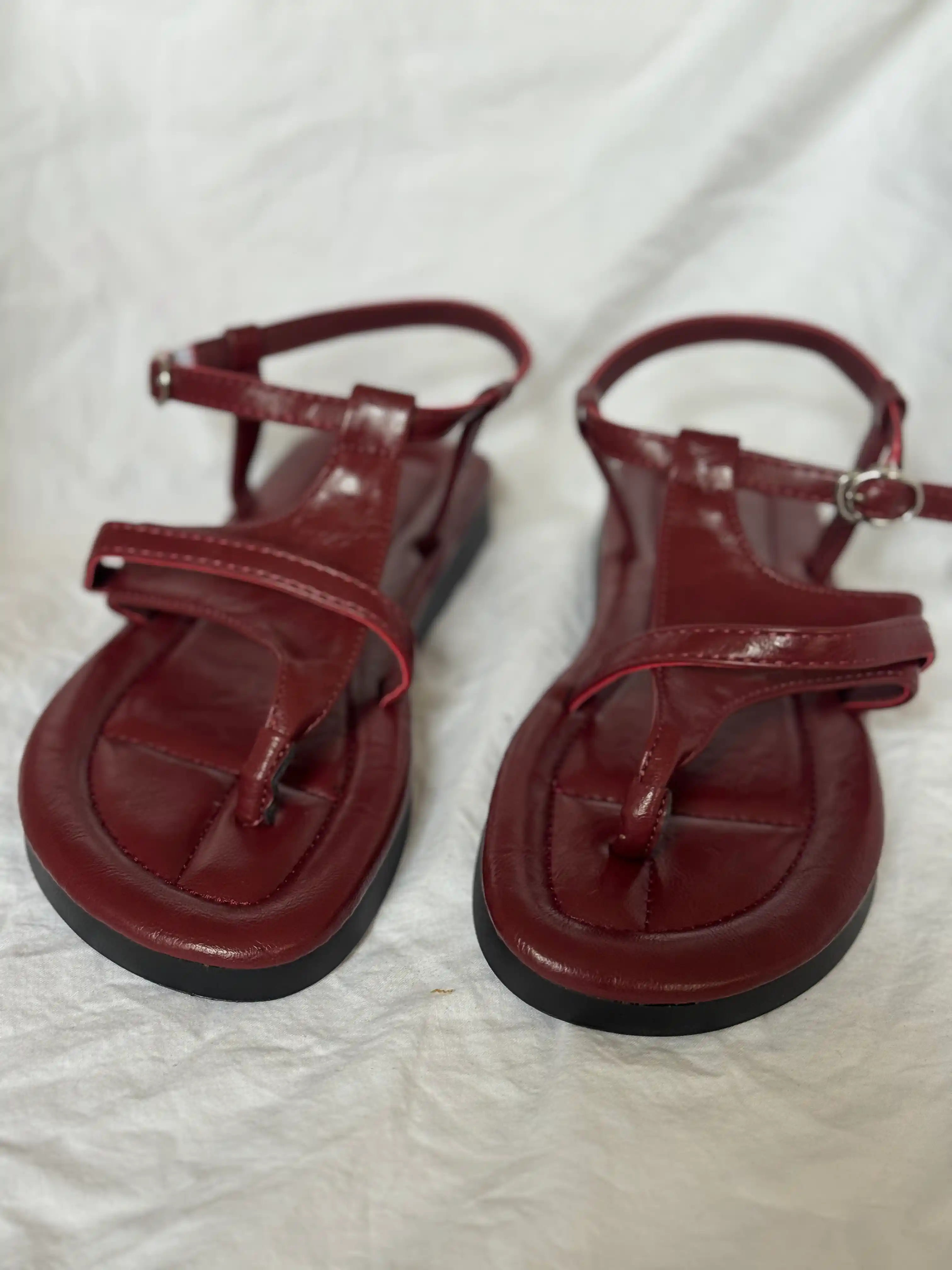 Ayollar uchun yozgi marvaridli sandal, tekis taglikli qulay bosonojka modeli