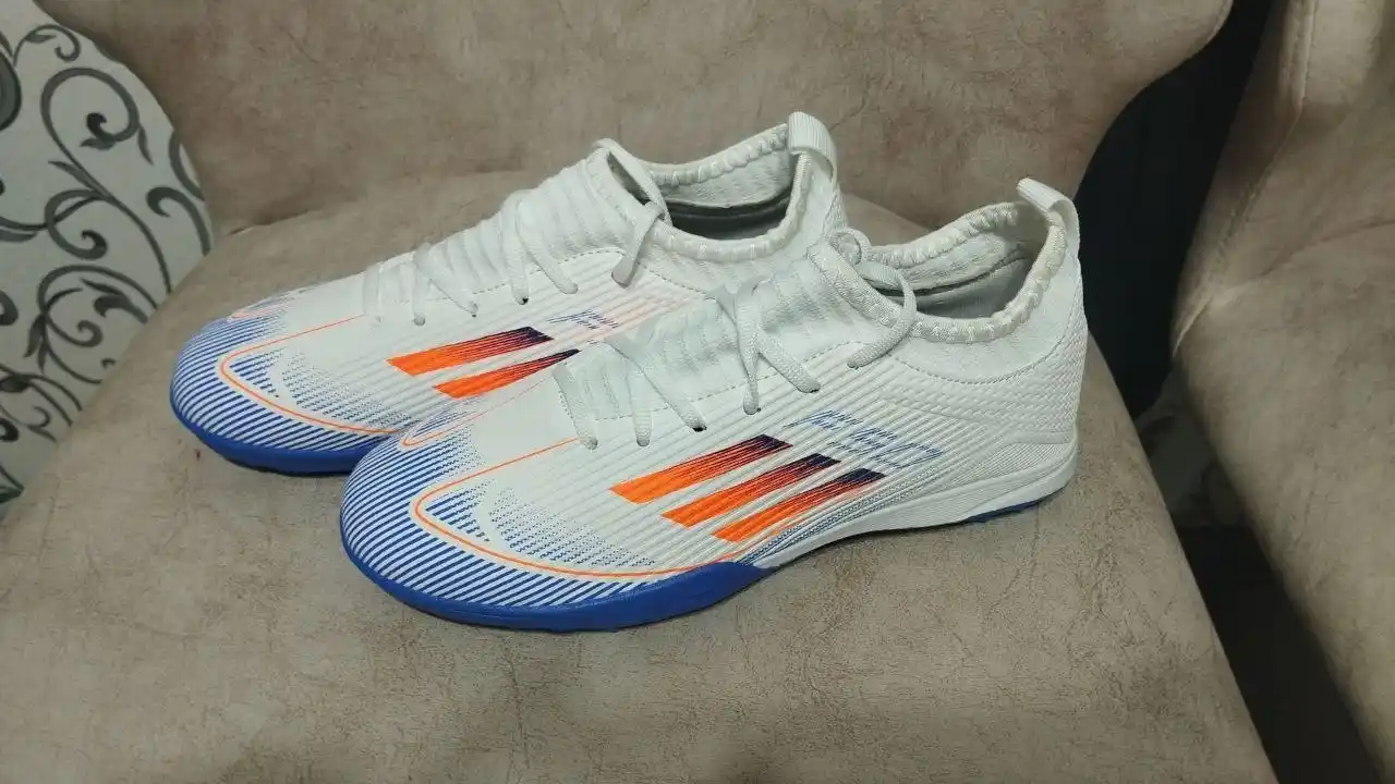 F50 va Predator futbol butsalari va sorokonojkalari, erkaklar va bolalar uchun